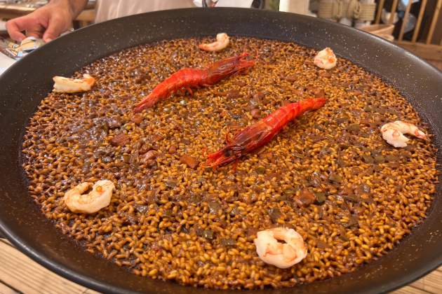 Arròs de carrabiners a la paella   Beso Beach Pedrables   Rosa Molinero Trias