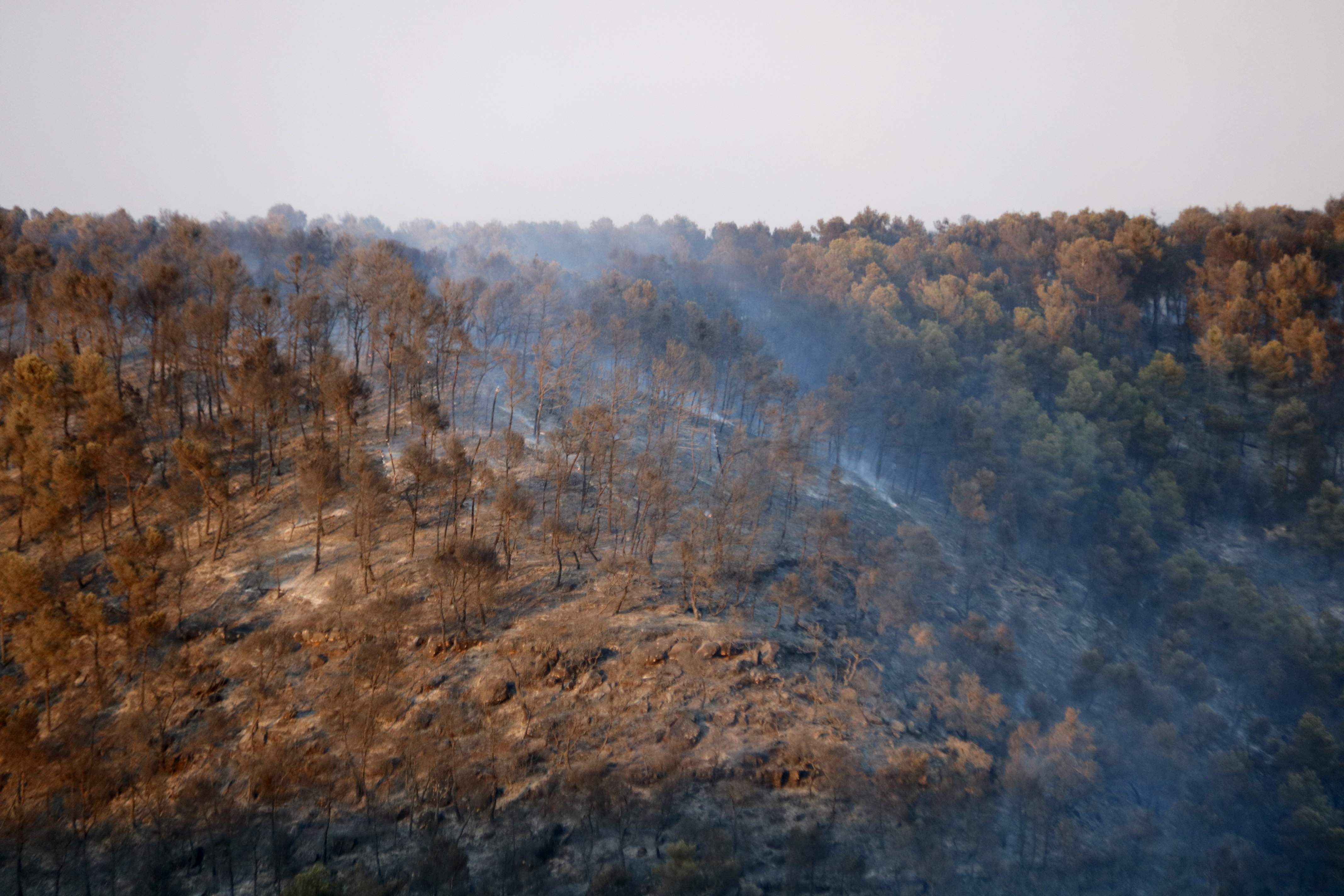 Catalunya deja atrás la máxima alerta de incendios y recupera el acceso a los bosques