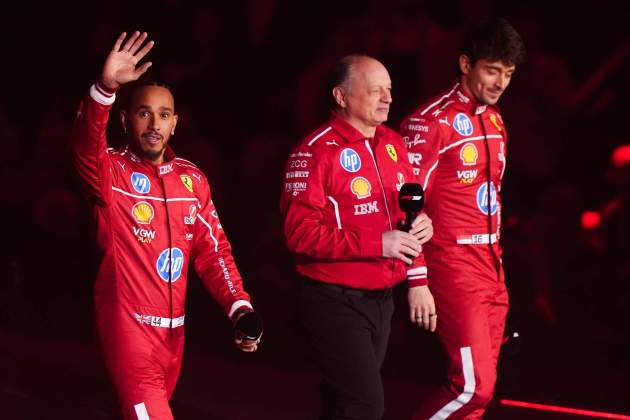 Hamilton Fred Vasseur Leclerc presentación livery Ferrari / Foto: Bradley Collyer