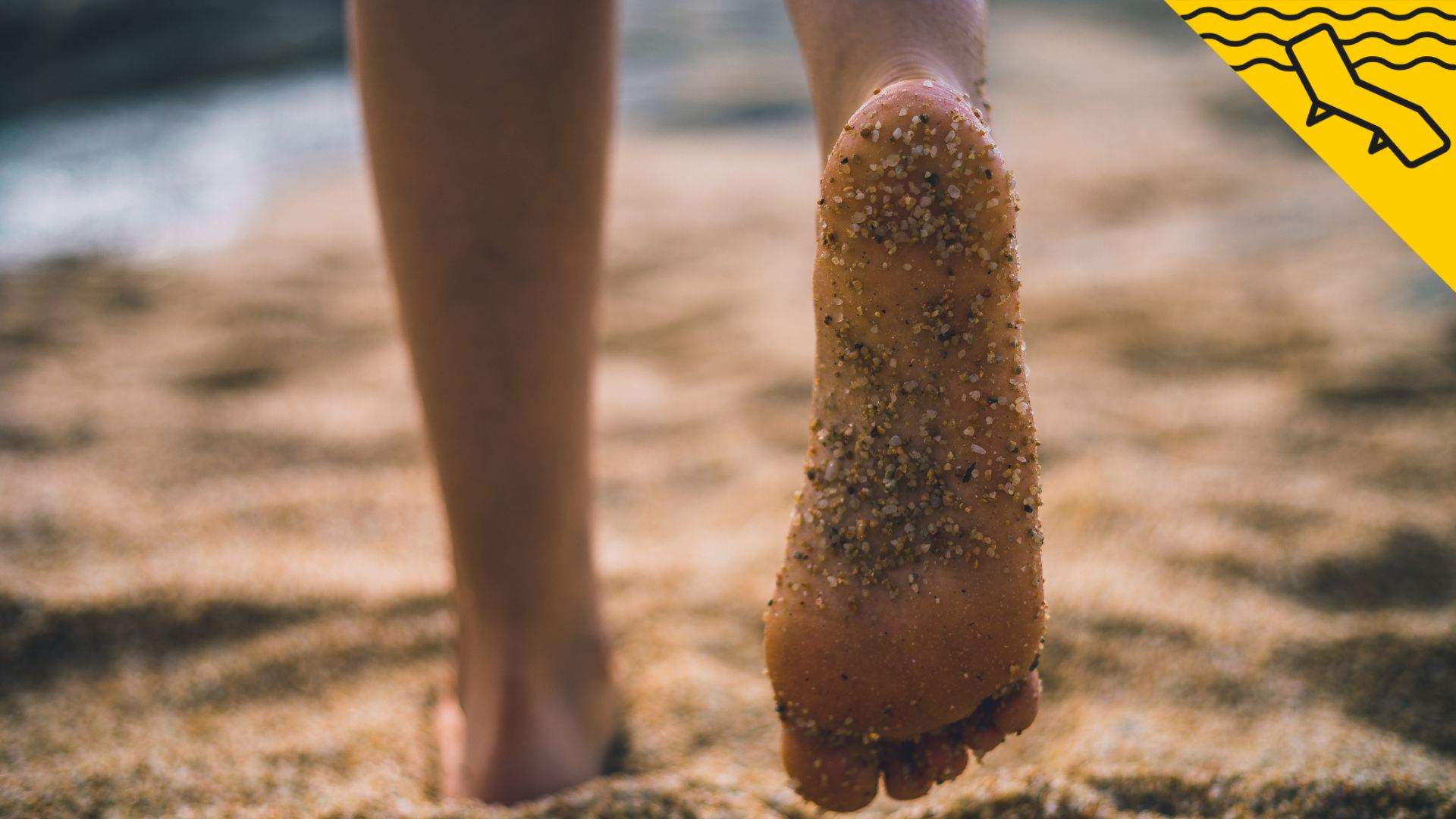 Oblida't de l'aigua: el truc casolà que arrasa en xarxes per treure't la sorra dels peus a la platja