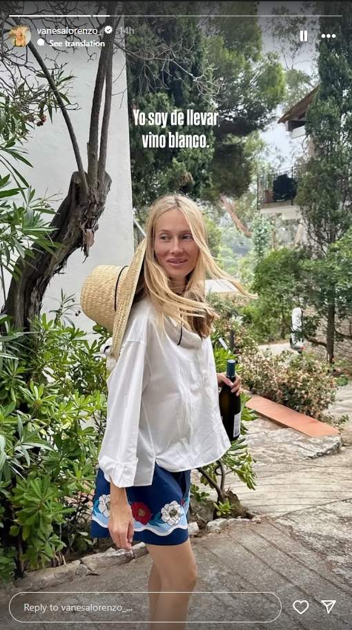 Vanesa Lorenzo amb una ampolla de vi blanc / Instagram