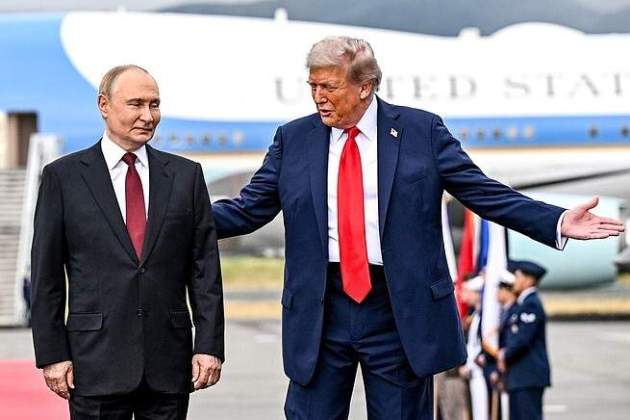 EuropaPress 6902920 handout 15 august 2025 us alaska us president donald trump greets russias