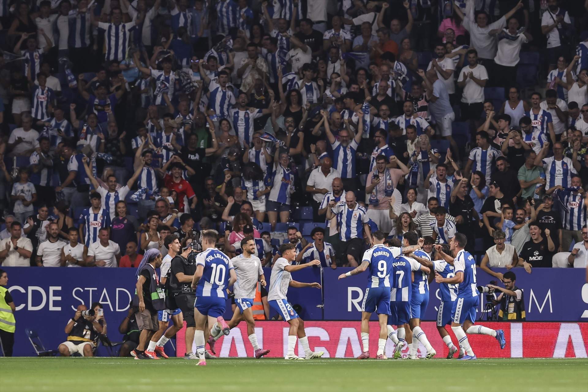 Decretat l'estat de felicitat a l'Espanyol: el club supera els 30.000 abonats