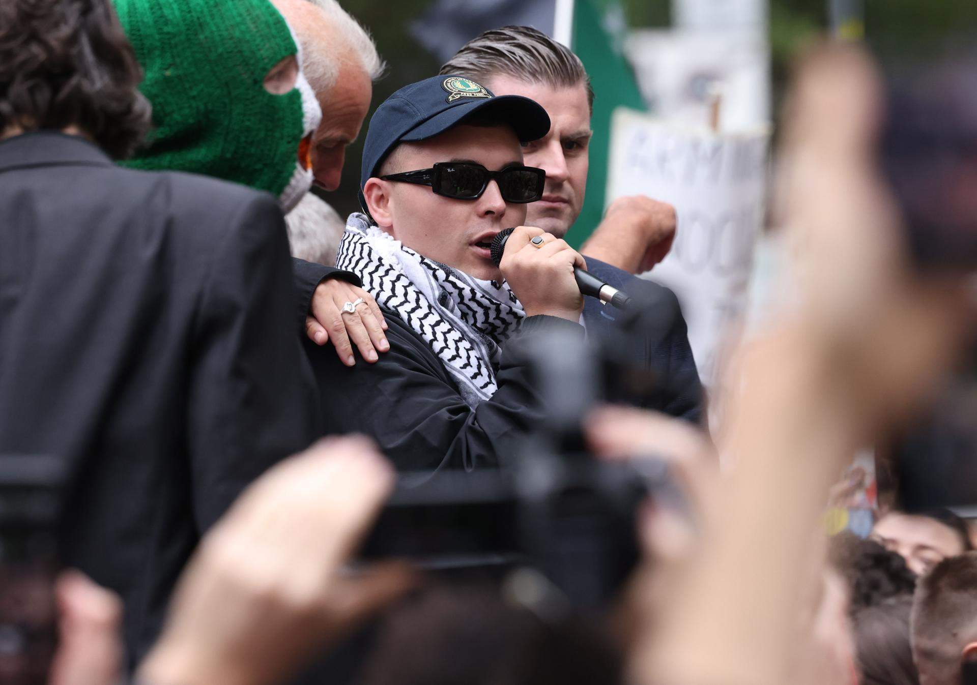 La resistencia lingüística del cantante de Kneecap en el tribunal británico: un traductor de irlandés