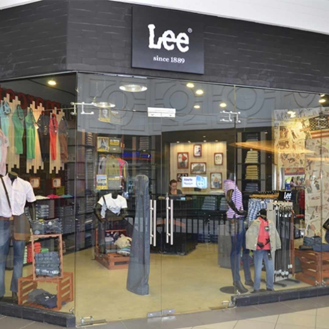 La samarreta Lee amb logo brodat que mai passa de moda: minimalisme i estil al teu armari