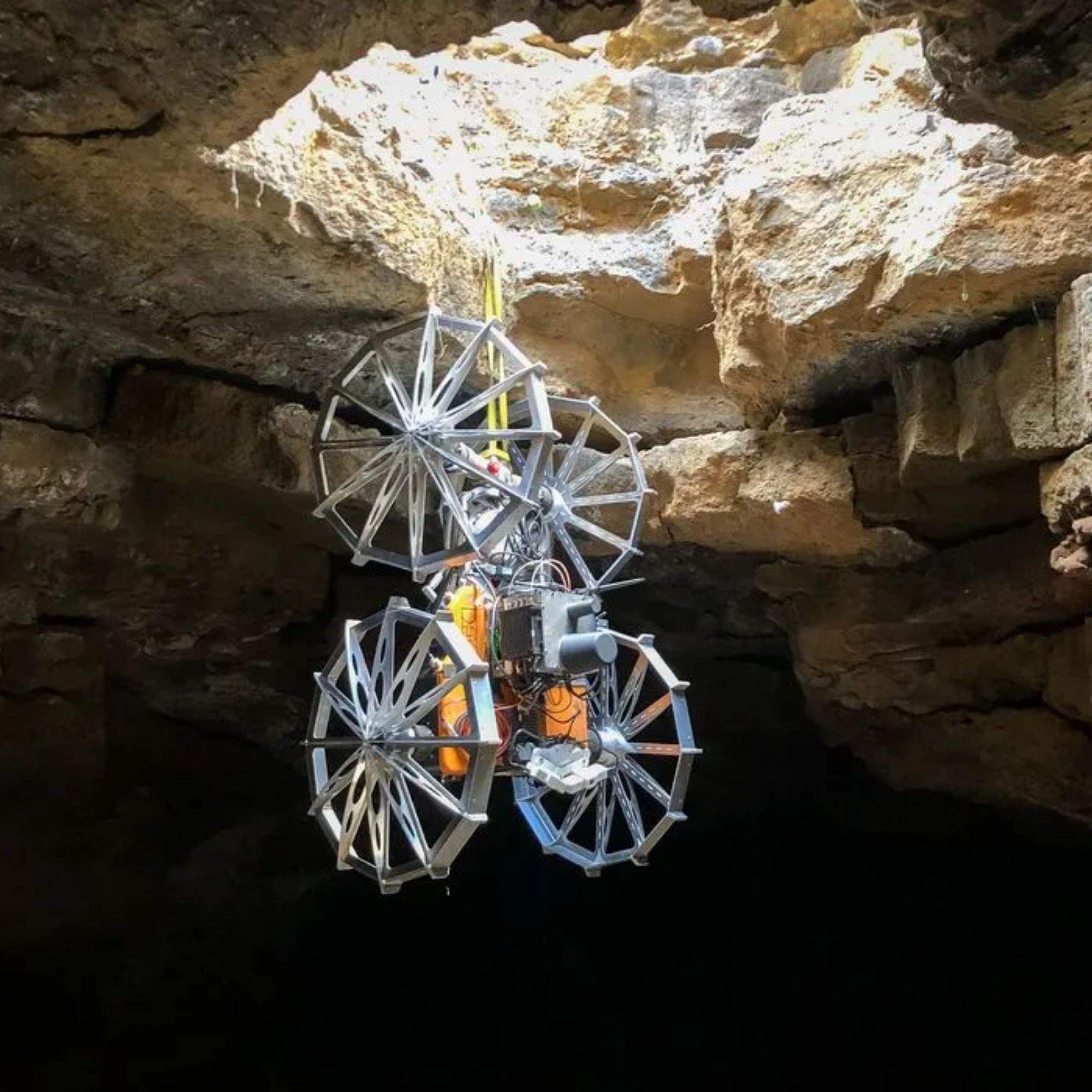Son robots autónomos, pueden hacer rápel y servirán para explorar las cuevas secretas de la Luna