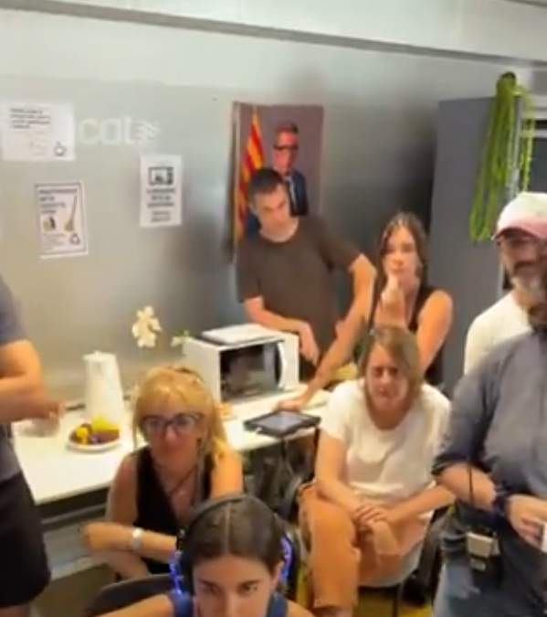 Foto d'Andreu Buenafuente, al fons, com a president de la Generalitat a 'Departament Amades' TV3