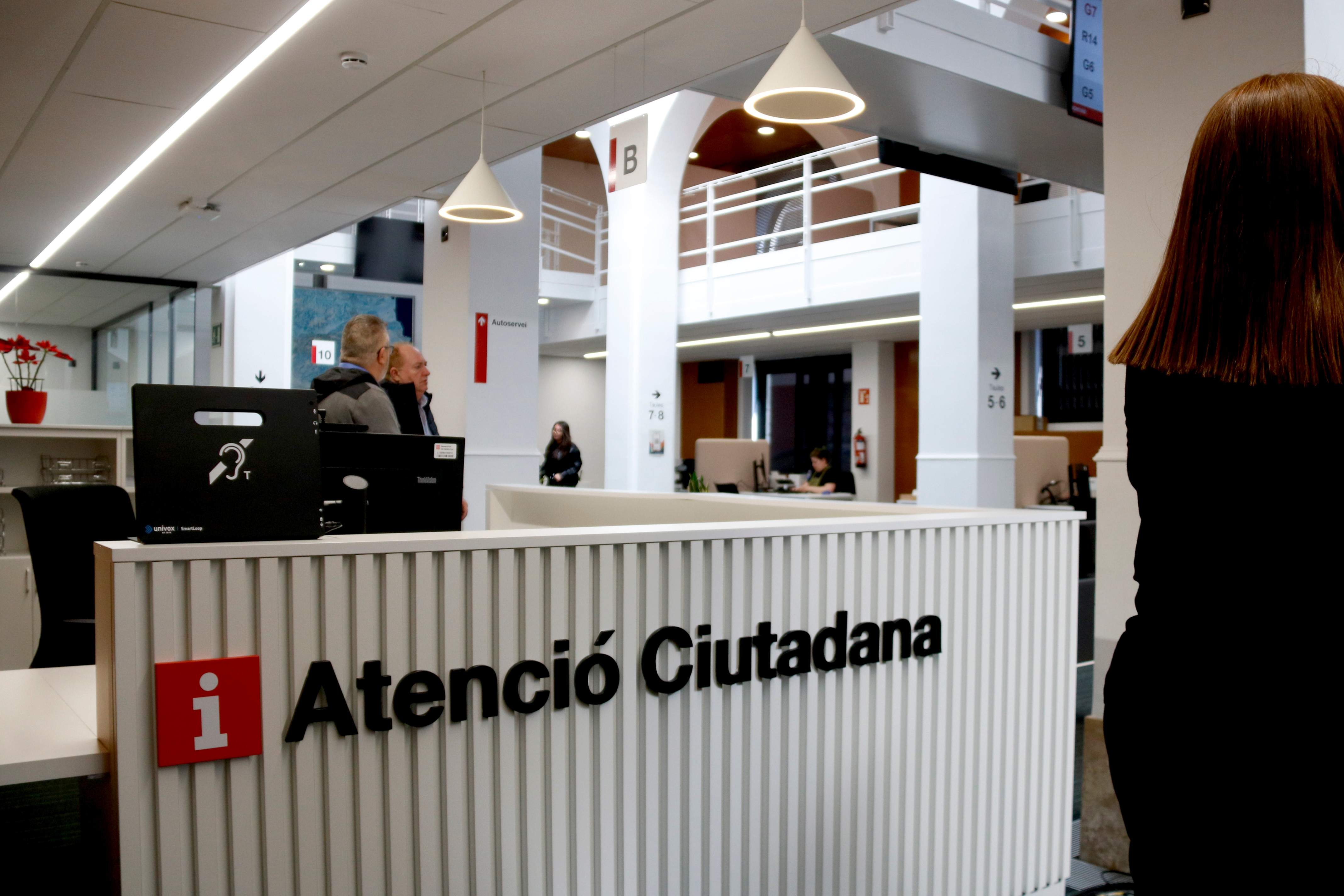 La ciutadania valora amb bona nota els serveis d'atenció de la Generalitat en una macro enquesta