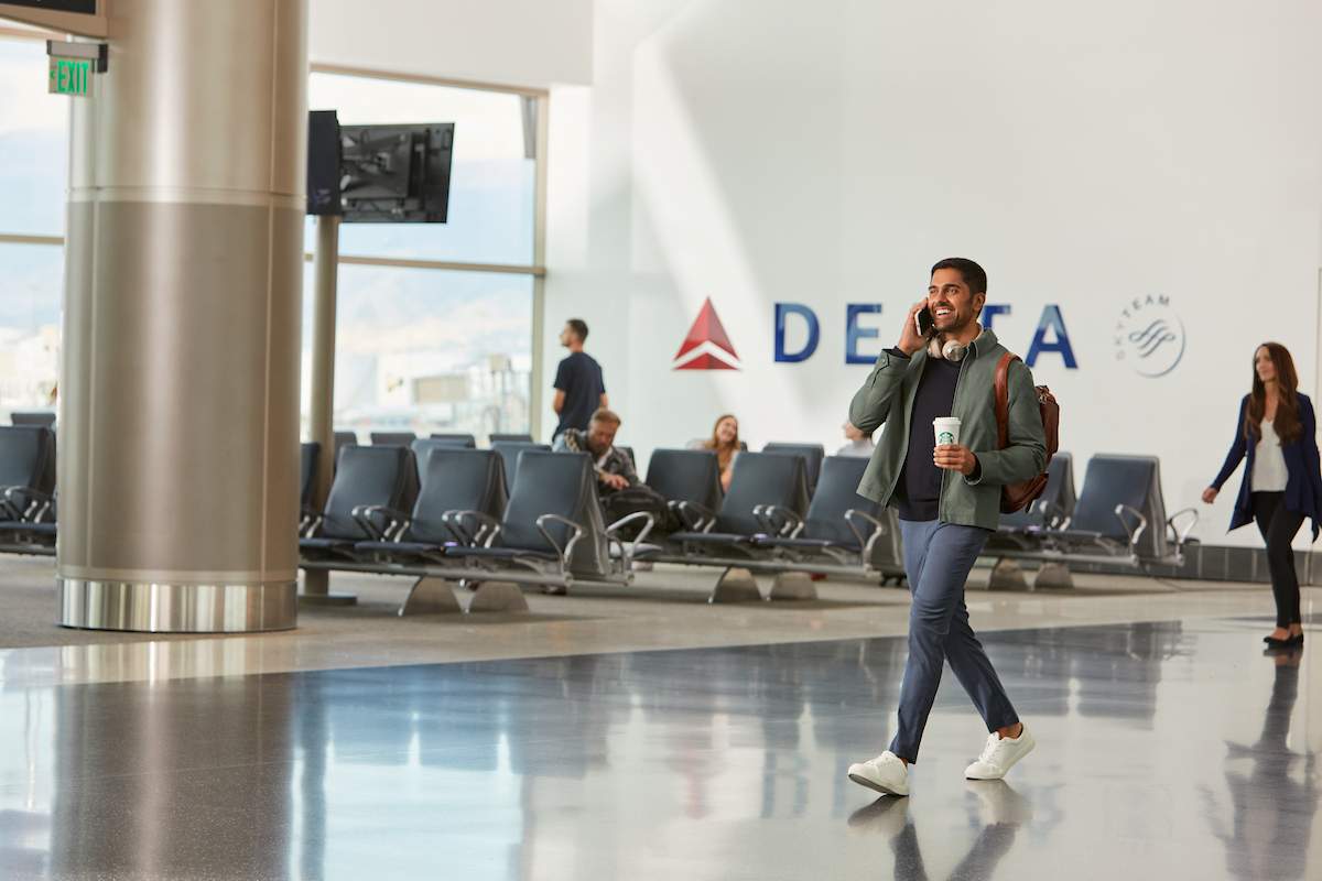 Un passatger a l’aeroport. Delta