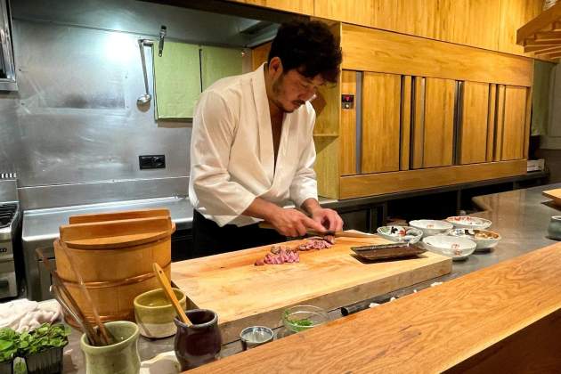 Daisuke Fukamura tallant carn al seu restaurant Foto Oriol Foix Daisuke Fukamura tallant carn al seu restaurant Foto Oriol Foix