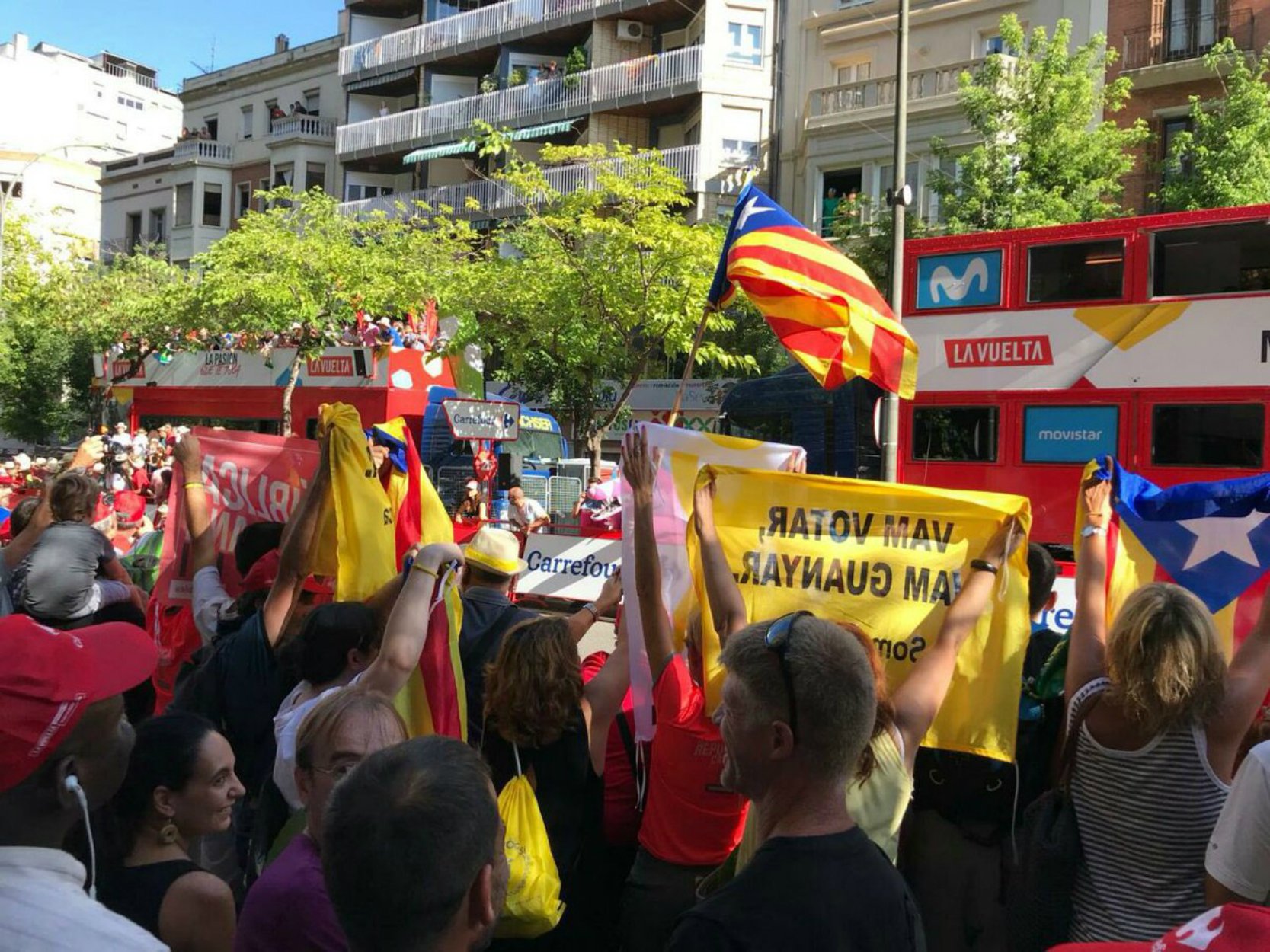 VÍDEO: La Vuelta a España llega a Lleida entre estelades y gritos de "libertad presos políticos"