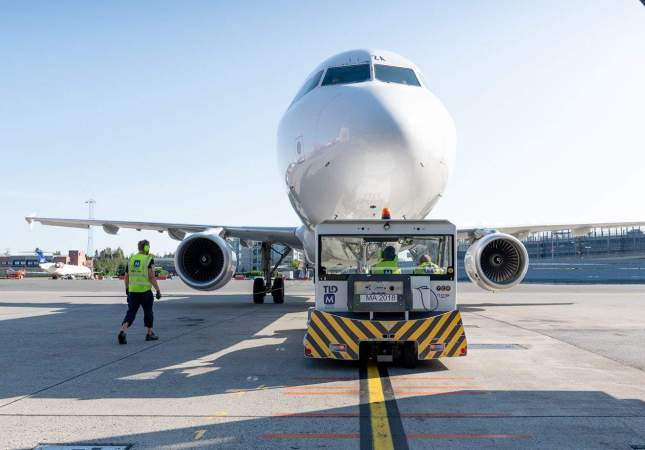Un treballador de Menzies Aviation prestant serveis en terra després de l'aterratge d'un avió. Foto Menzies Un treballador de Menzies Aviation prestant serveis en terra després de l'aterratge d'un avió. Foto Menzies