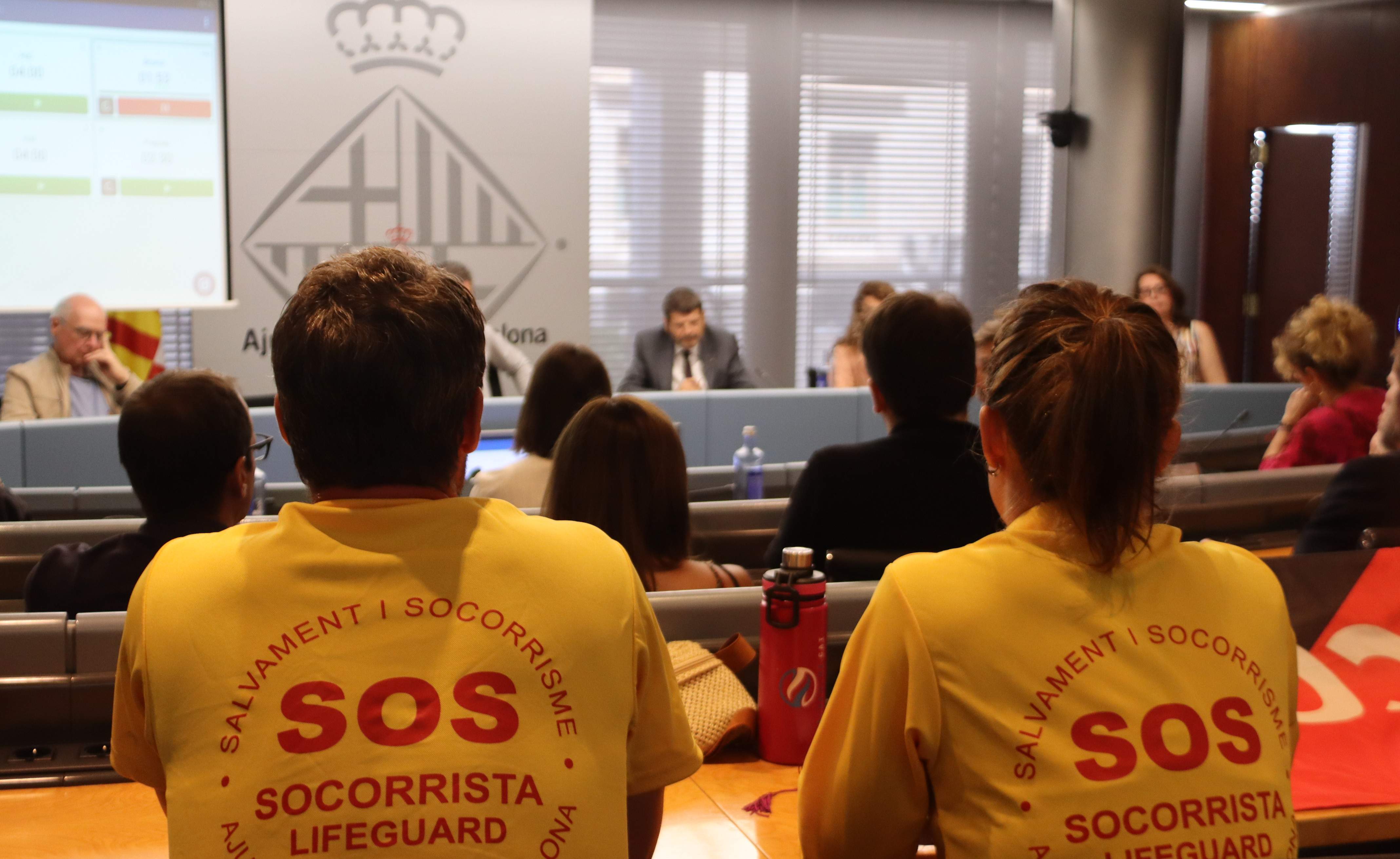 Batlle defiende el diálogo con los socorristas en huelga en Barcelona entre las críticas de la oposición