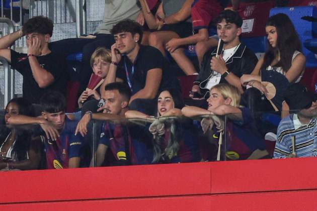 Nicki Nicole, en la grada viendo jugar Lamine Yamal Xarxes Nicki Nicole, en la grada viendo jugar Lamine Yamal Xarxes