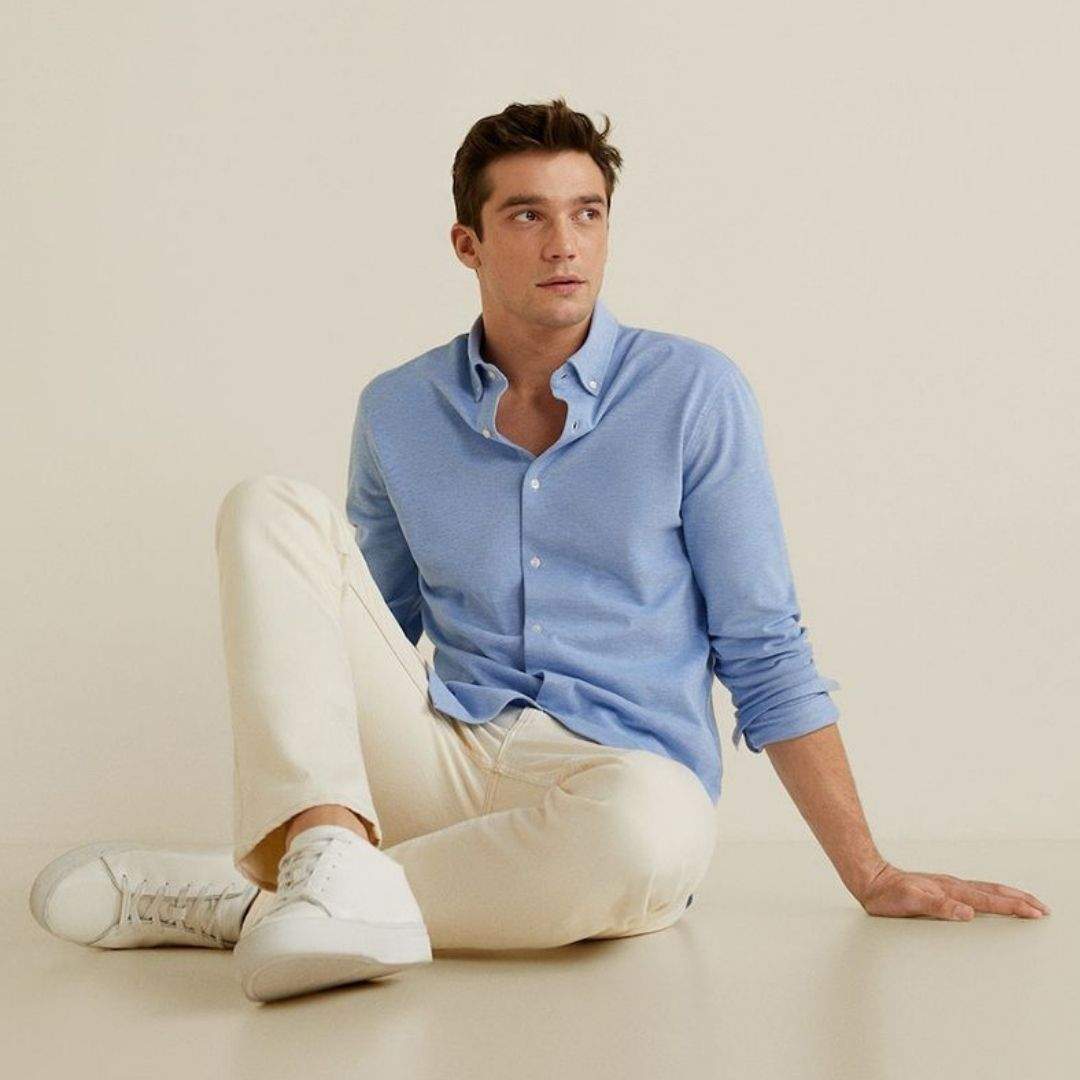 Un clásico reinventado: los vaqueros rectos que arrasan en los looks masculinos de esta temporada