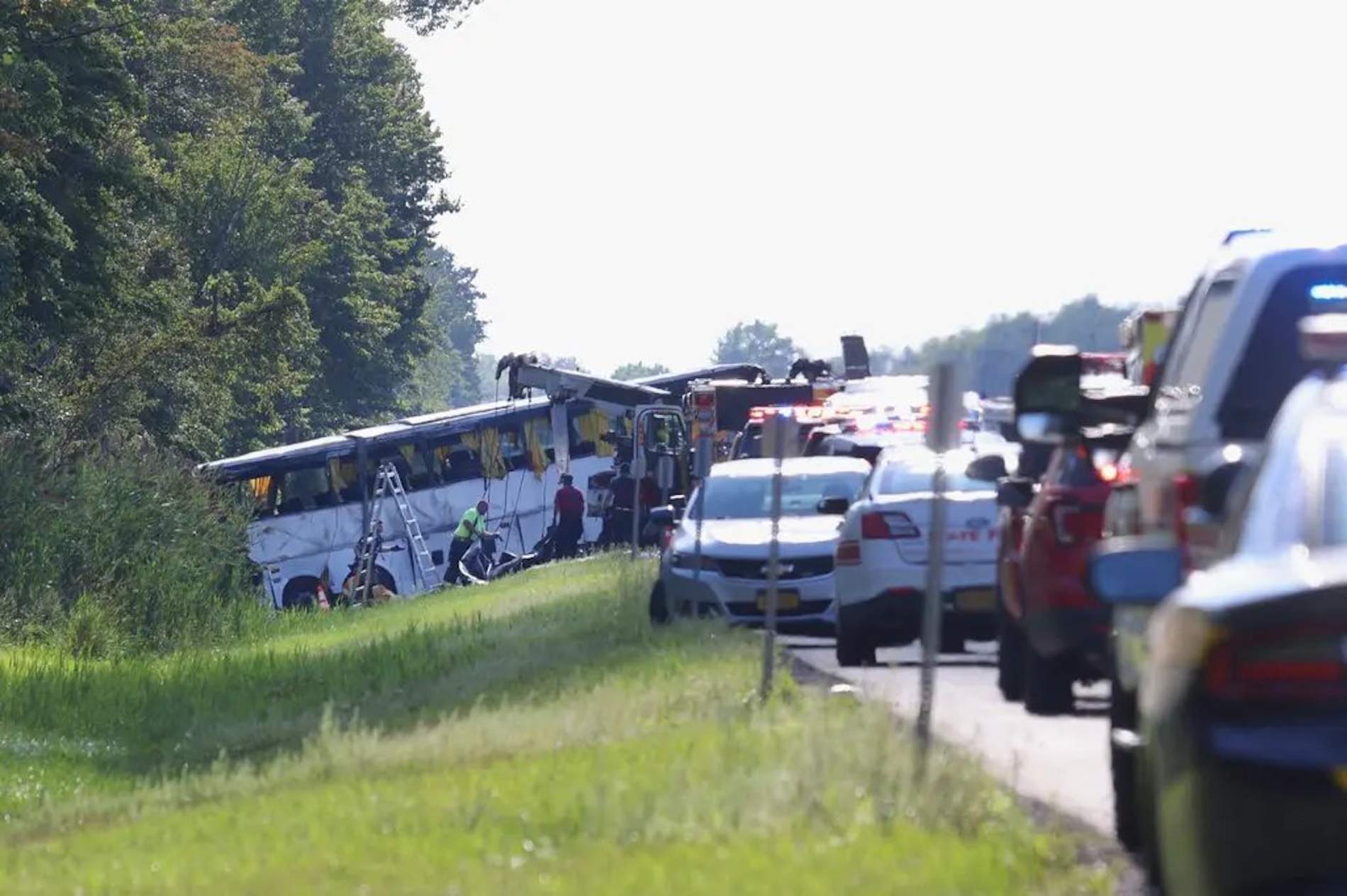 El accidente de autobús de Nueva York deja cinco muertos, uno de ellos un niño, y decenas de heridos