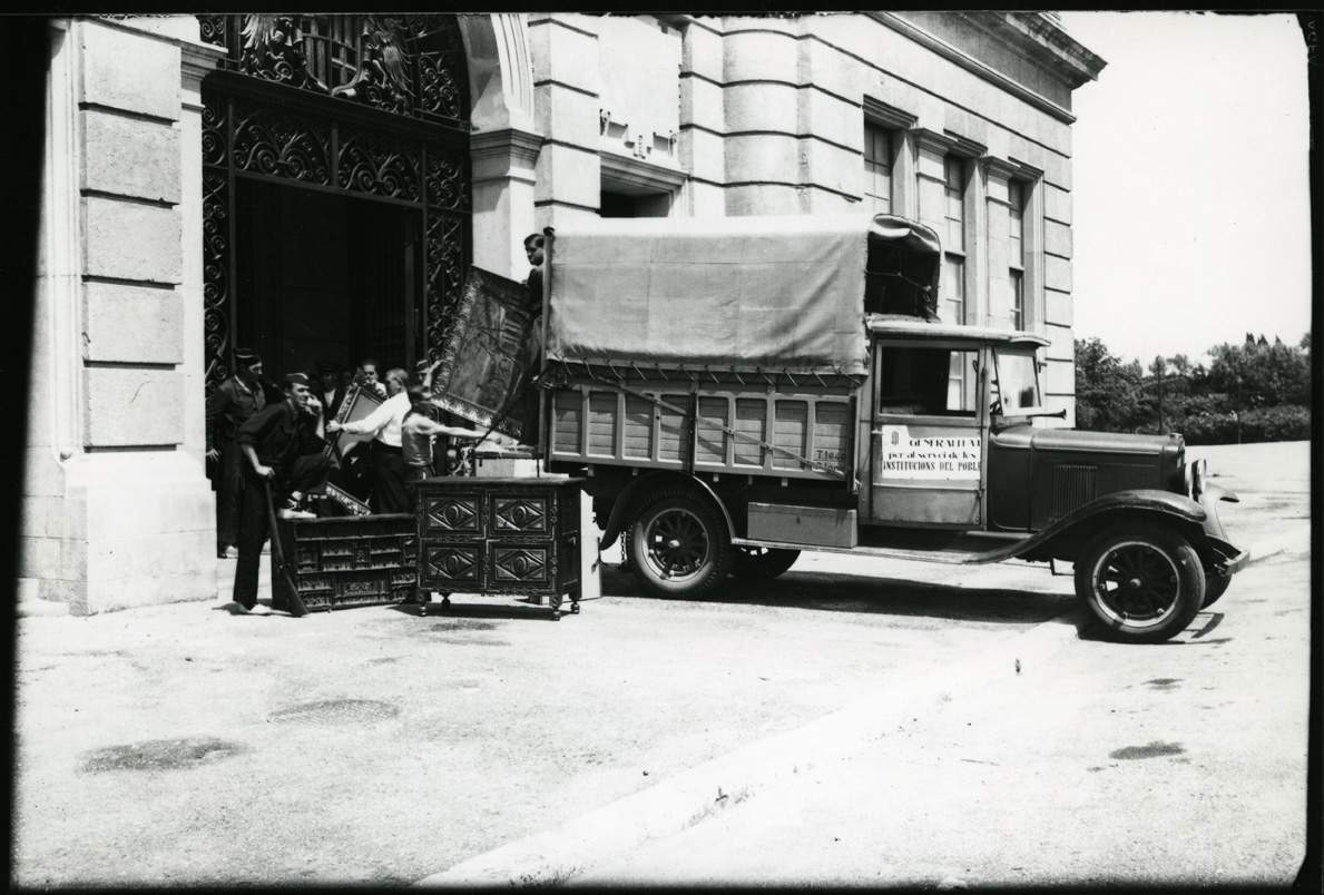 Camió amb peces decomissades al Palau Nacional de Montjuïc / Arxiu Fotogràfic de Barcelona Camió amb peces decomissades al Palau Nacional de Montjuïc / Arxiu Fotogràfic de Barcelona