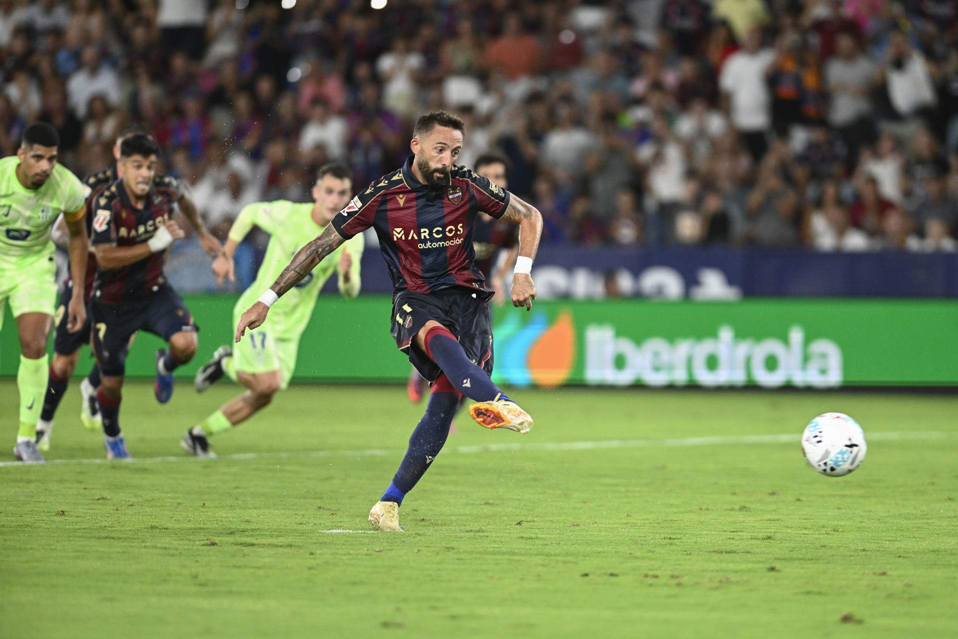 La doble vara de mesurar d'Hernández Hernández: penal polèmic en contra del Barça