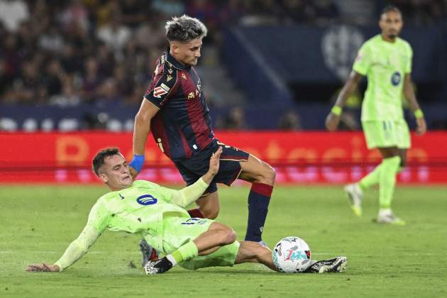 Marc Casado fa una entrada durant el Llevant - Barça / Foto: EFE Marc Casado fa una entrada durant el Llevant - Barça / Foto: EFE