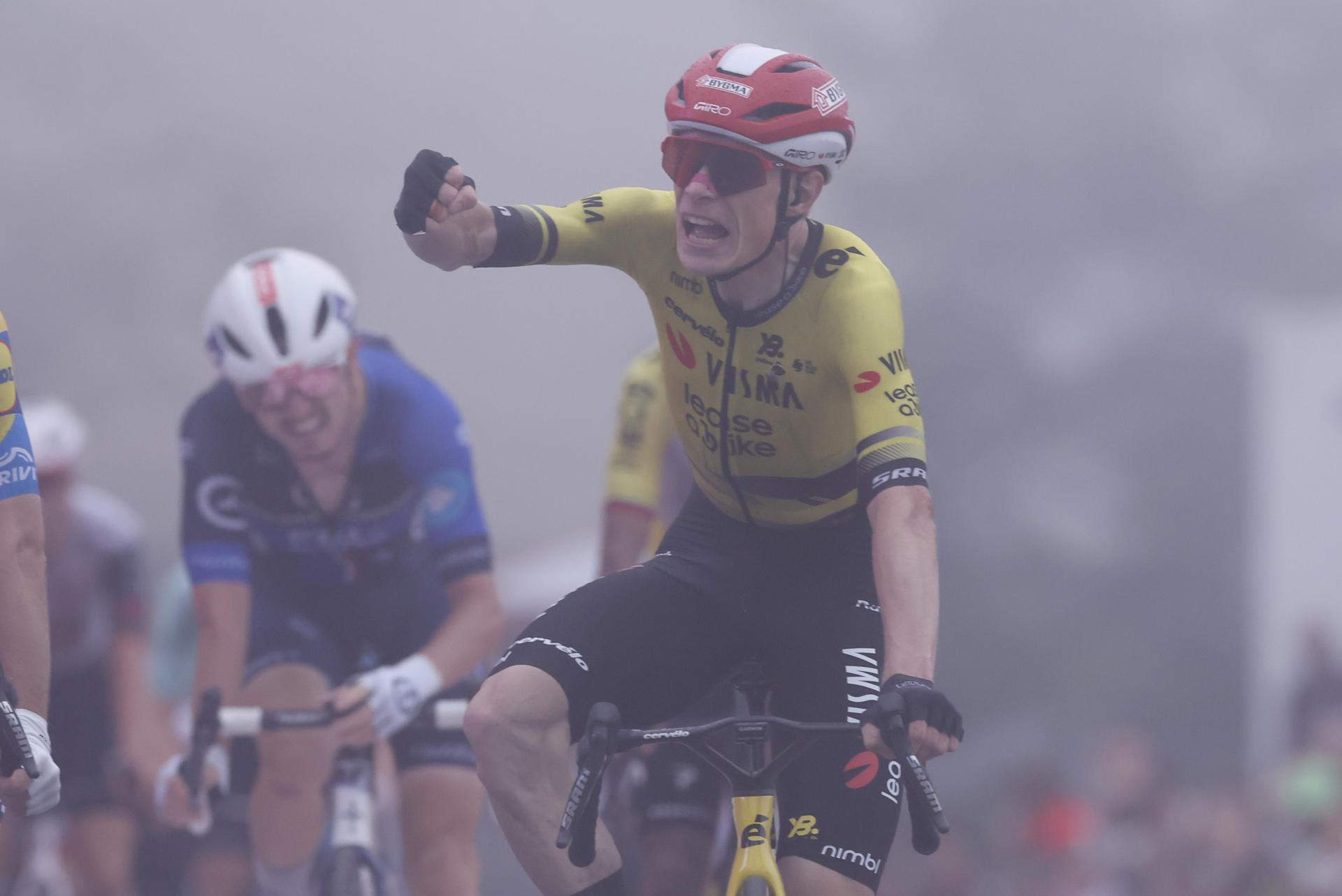 Ni una caída evita a Vingegaard acabar de rojo en la segunda etapa de la Vuelta a España