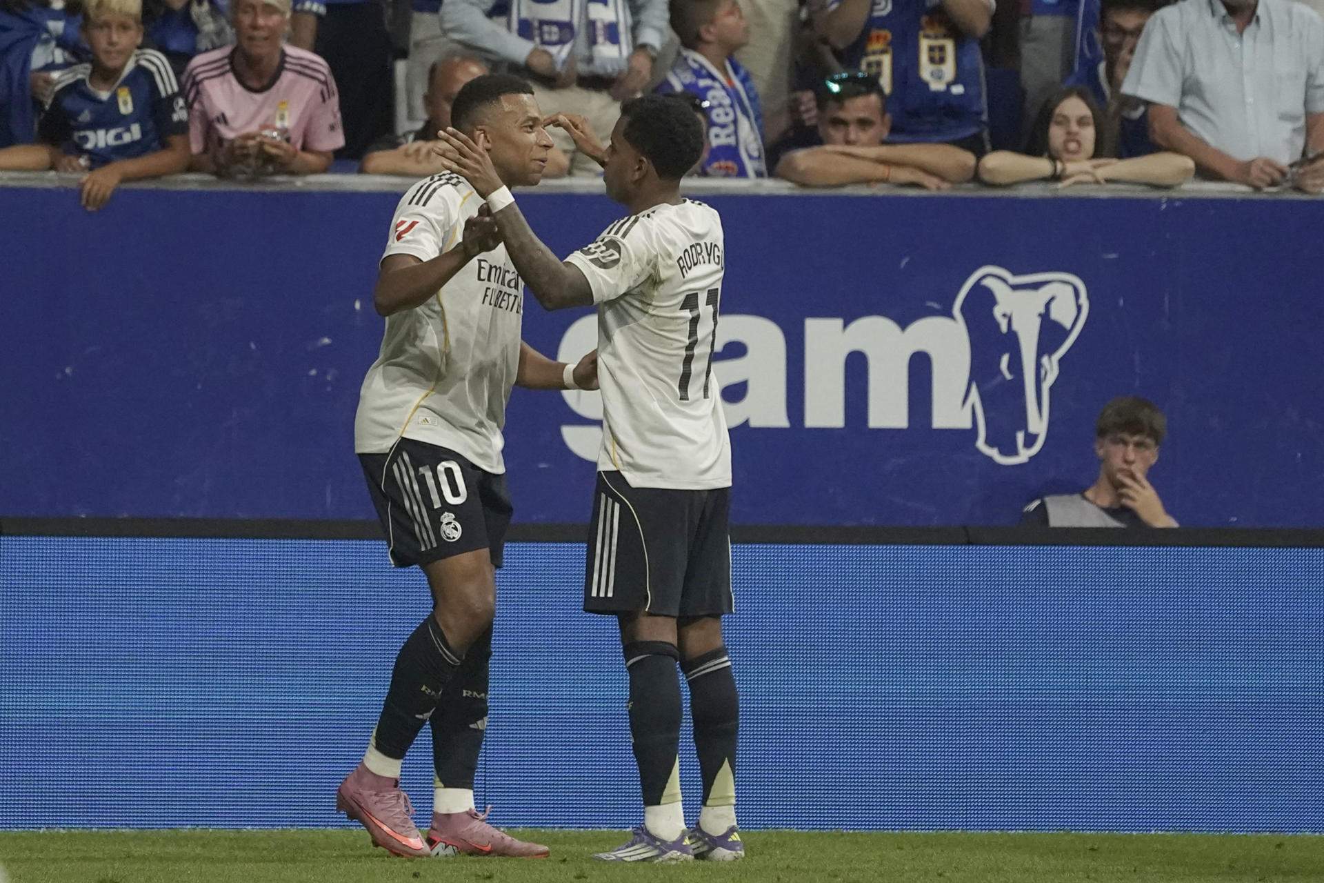 Un Mbappé endollat guia el Reial Madrid cap a una treballada victòria davant l'Oviedo (0-3)
