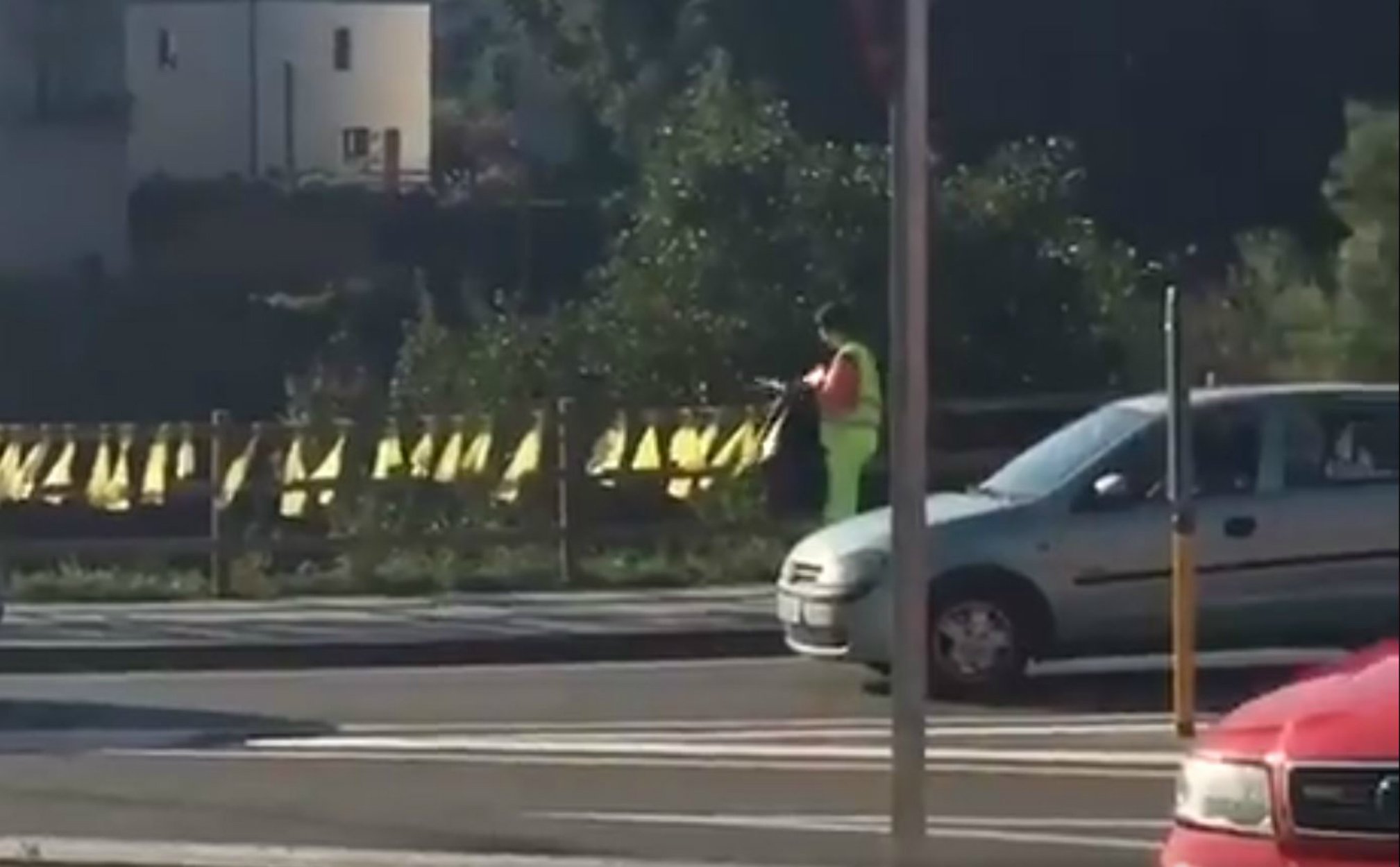 VÍDEO: Una trabajadora del ministerio retira lazos amarillos en la Seu d'Urgell antes de la Vuelta