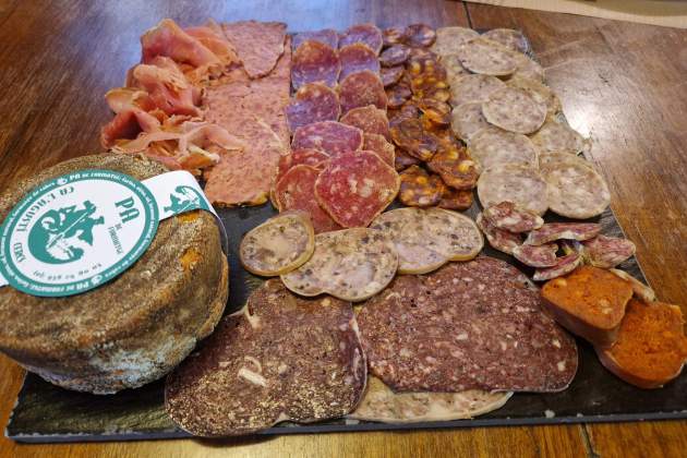 Pan de queso y embutidos del restaurante Robles Berguedà Foto Esmorzarsdeforquilla Pan de queso y embutidos del restaurante Robles Berguedà Foto Esmorzarsdeforquilla