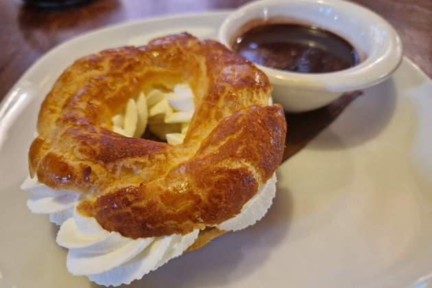 Roscón de nata con chocolate del restaurante Robles Berguedà Foto Esmorzarsdeforquilla Roscón de nata con chocolate del restaurante Robles Berguedà Foto Esmorzarsdeforquilla