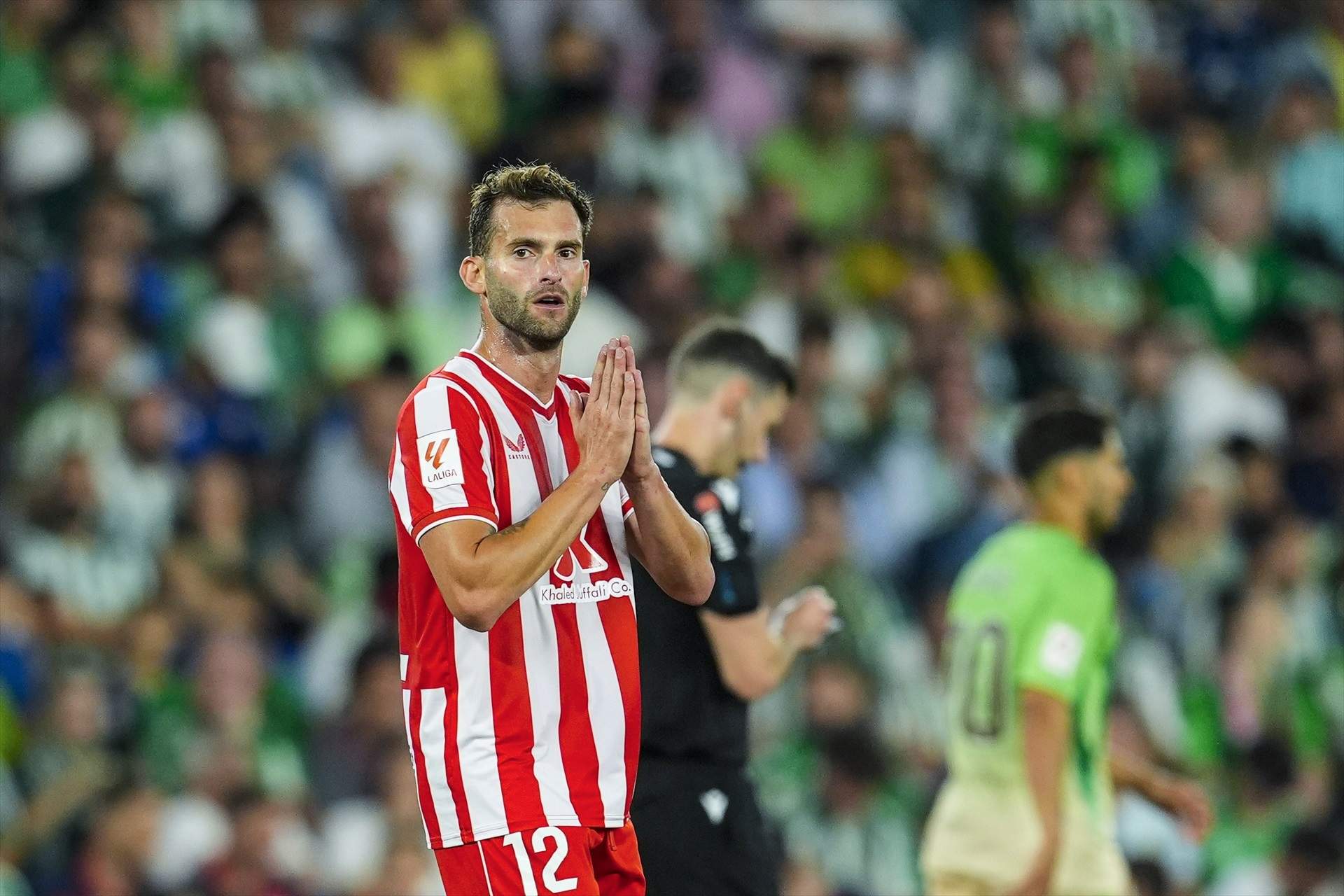 L'ex de l'Espanyol, Léo Baptistao, es desploma en ple partit i es veu obligat a marxar en ambulància