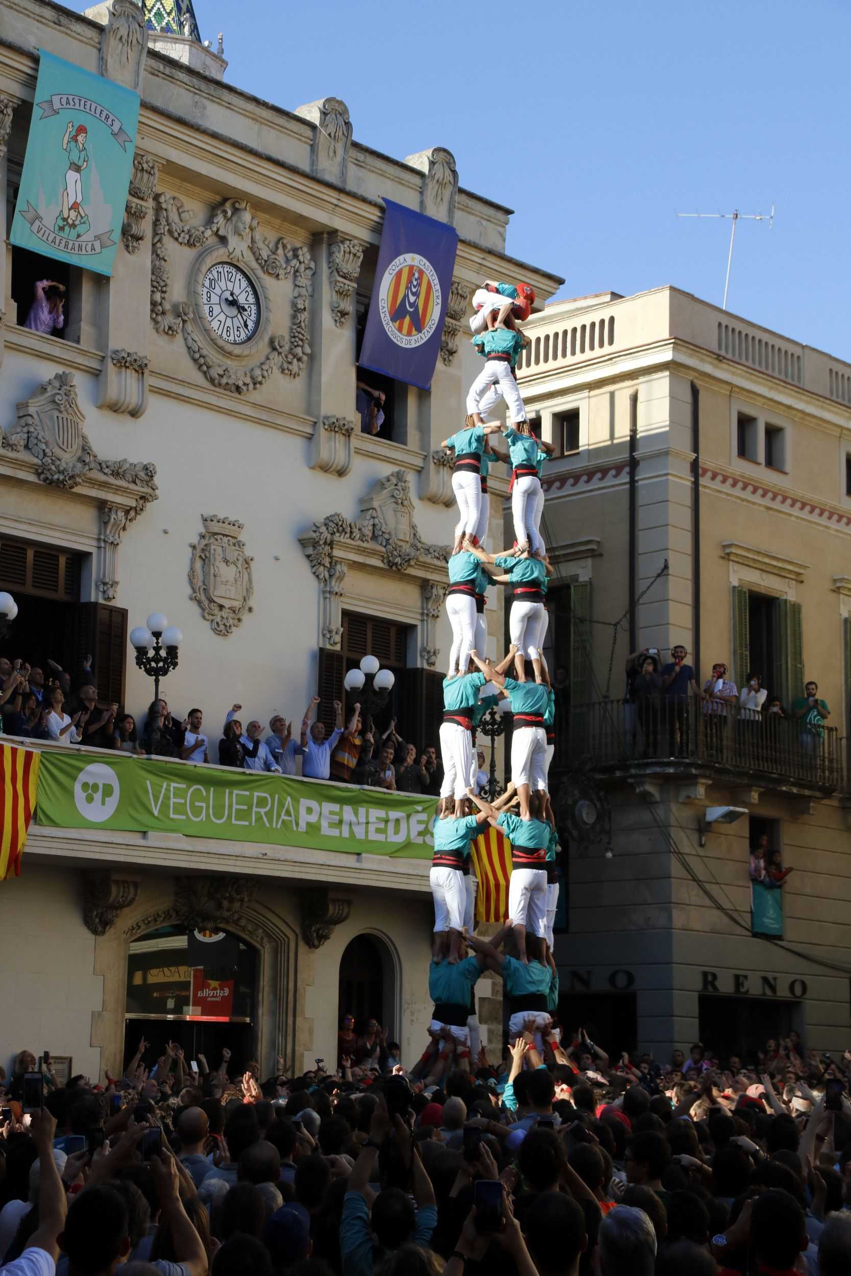 Los Castellers de Vilafranca se lucen por Todos los Santos