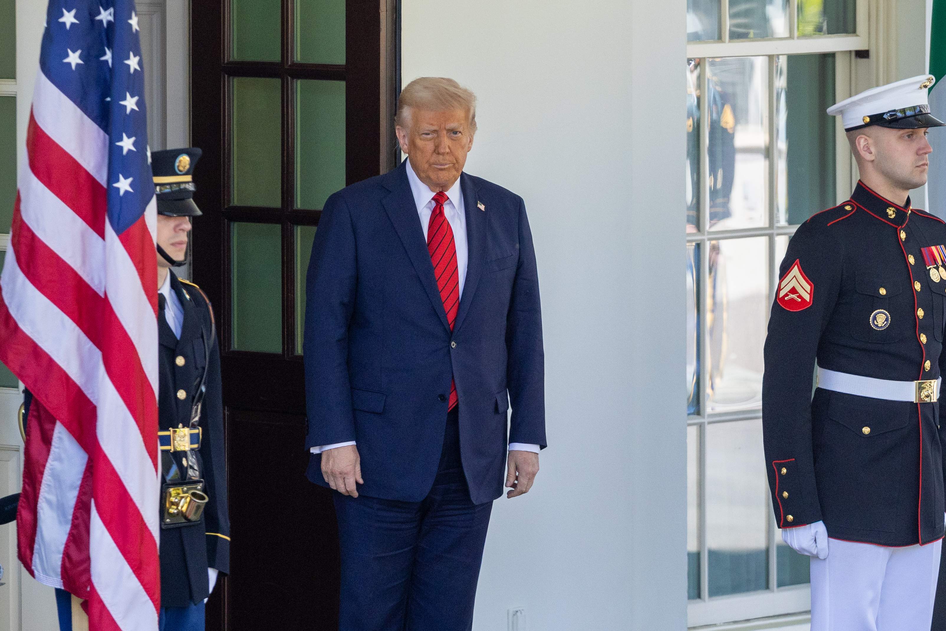 El maquillaje de Trump en la mano alimenta nuevas especulaciones sobre su salud