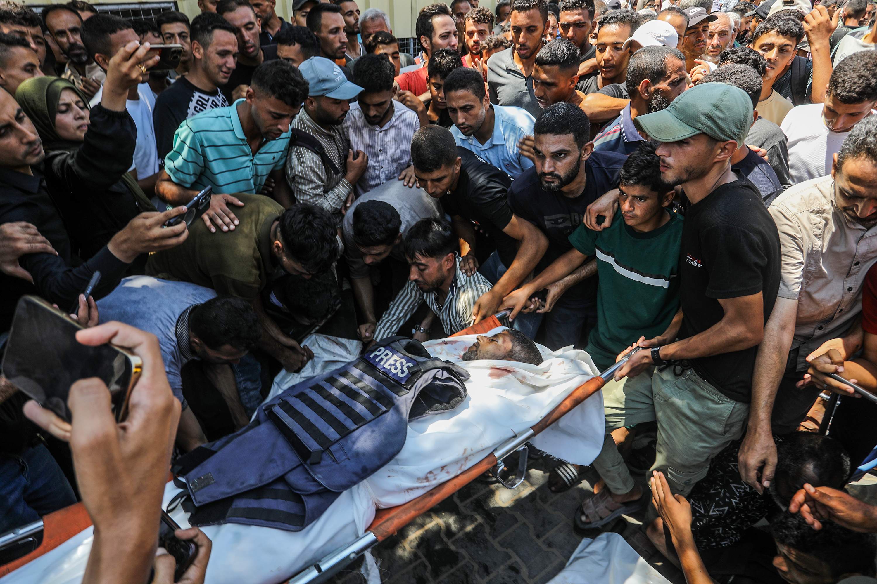 Indignación mundial por el ataque israelí a un hospital de Gaza que ha matado periodistas y médicos