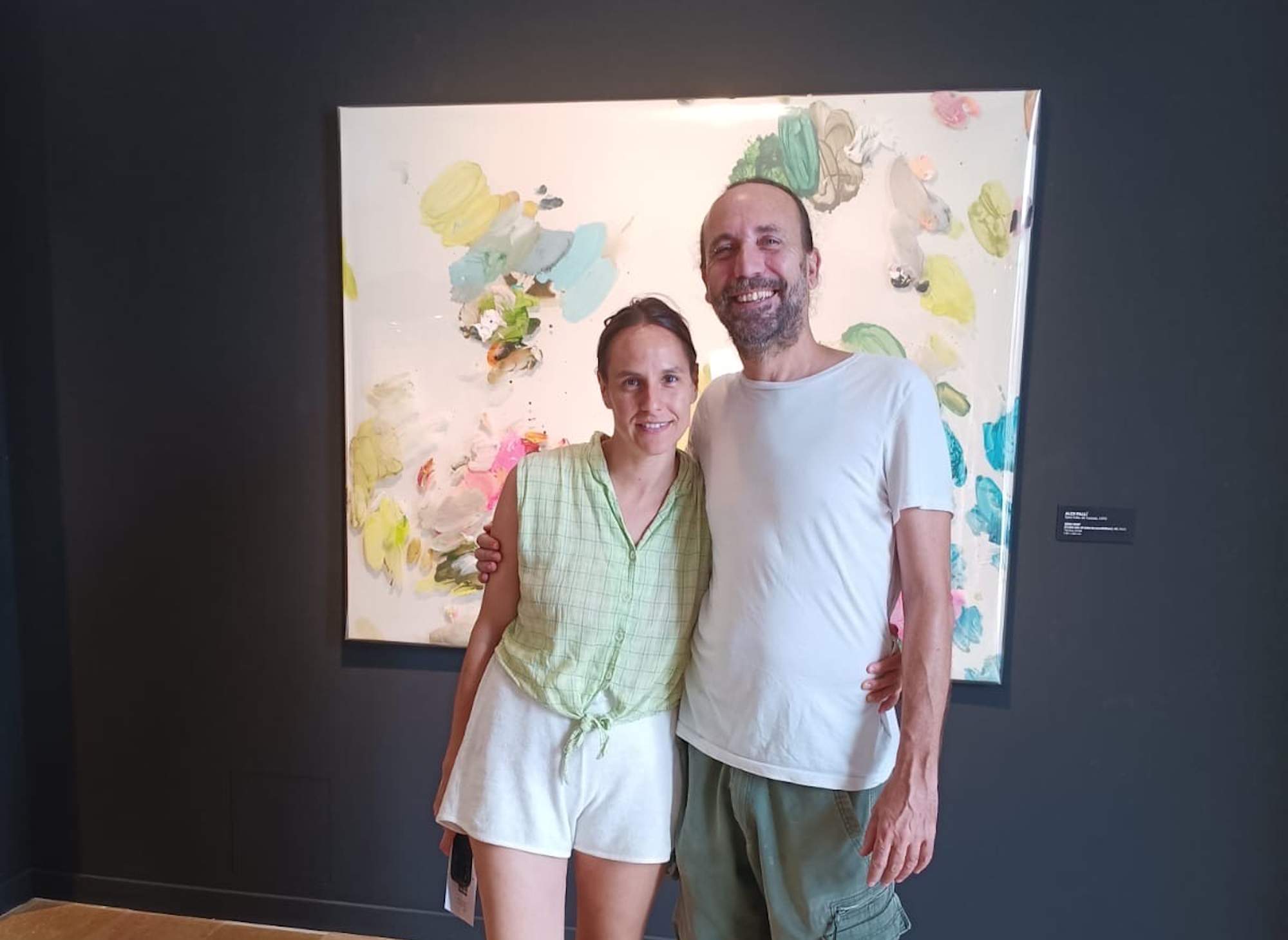 El pintor Àlex Pallí recibe a Laura Calçada en motivo del centenario de Juli Garreta