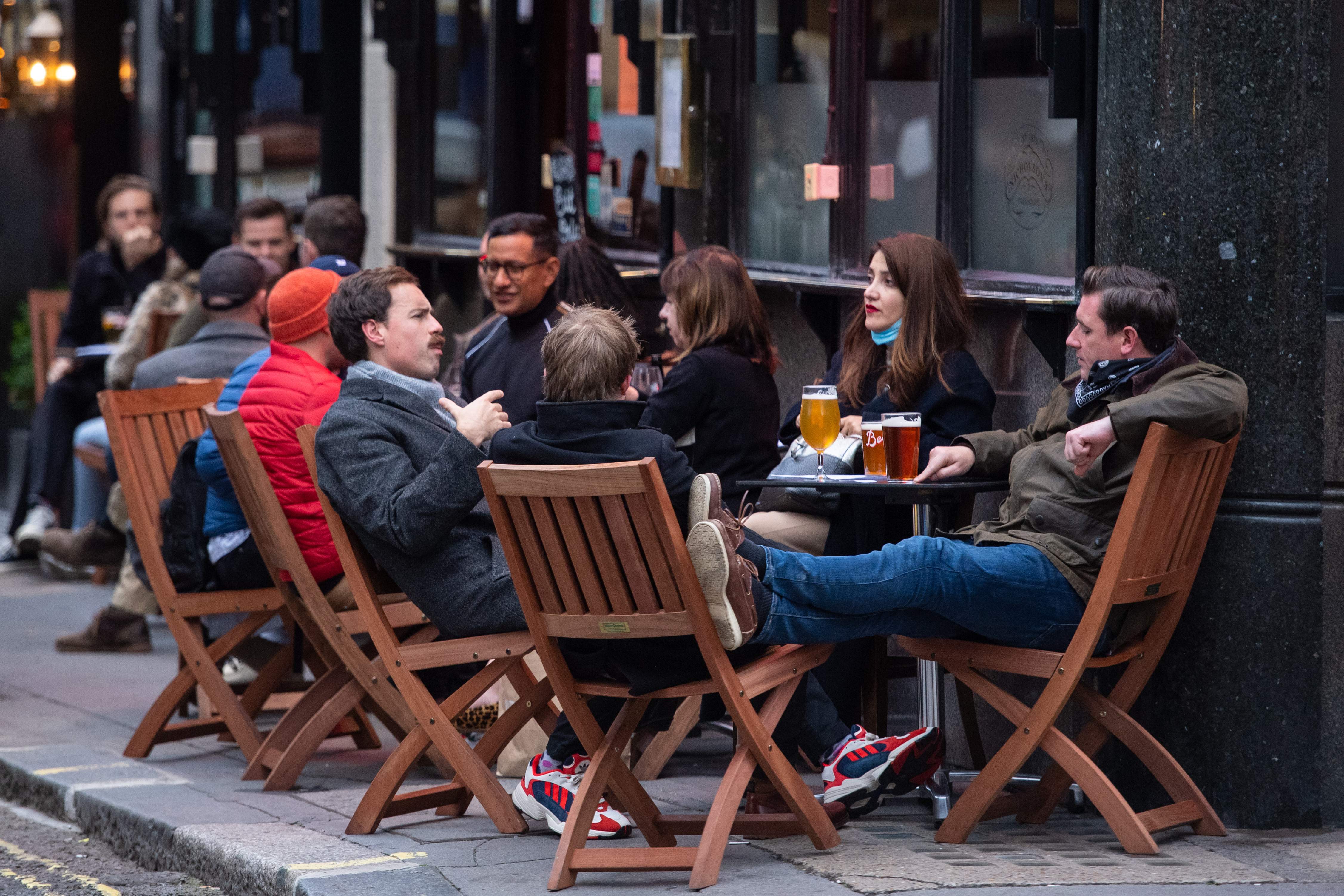 Prohibido ir a pubs y al fútbol: Reino Unido impone "castigos comunitarios" ante la saturación penitenciaria