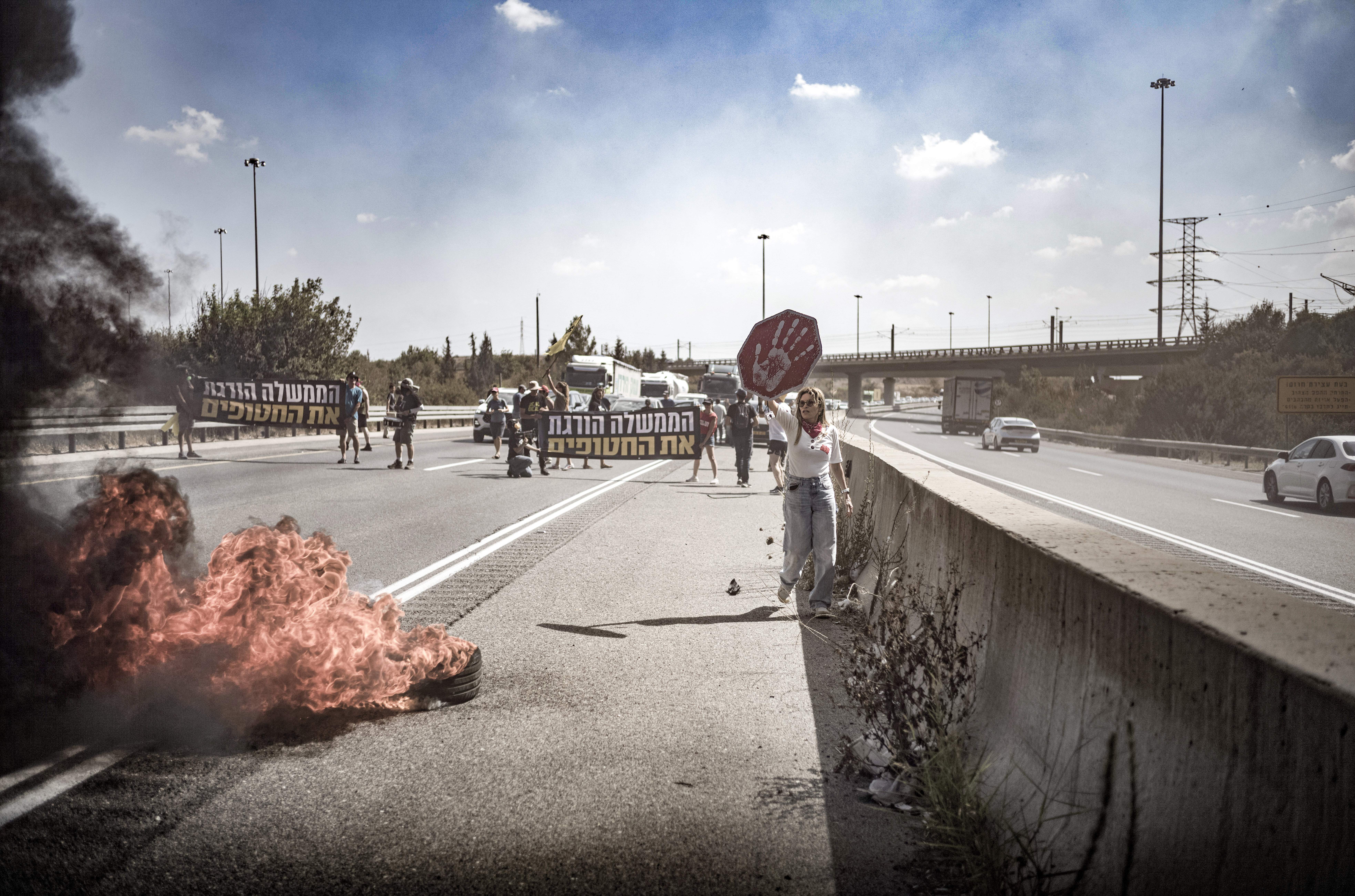 Carreteres tallades i protestes a cases dels ministres: manifestants israelians exigeixen un alto el foc