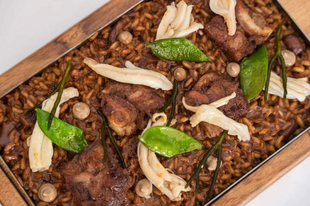 Arroz clásico ampurdanés, con alpargata de Llançà y manitas de cerdo con tirabeque, alga còdium y ajo negro, del Dvisi de Palamós Foto Jordi Domènech Arroz clásico ampurdanés, con alpargata de Llançà y manitas de cerdo con tirabeque, alga còdium y ajo negro, del Dvisi de Palamós Foto Jordi Domènech