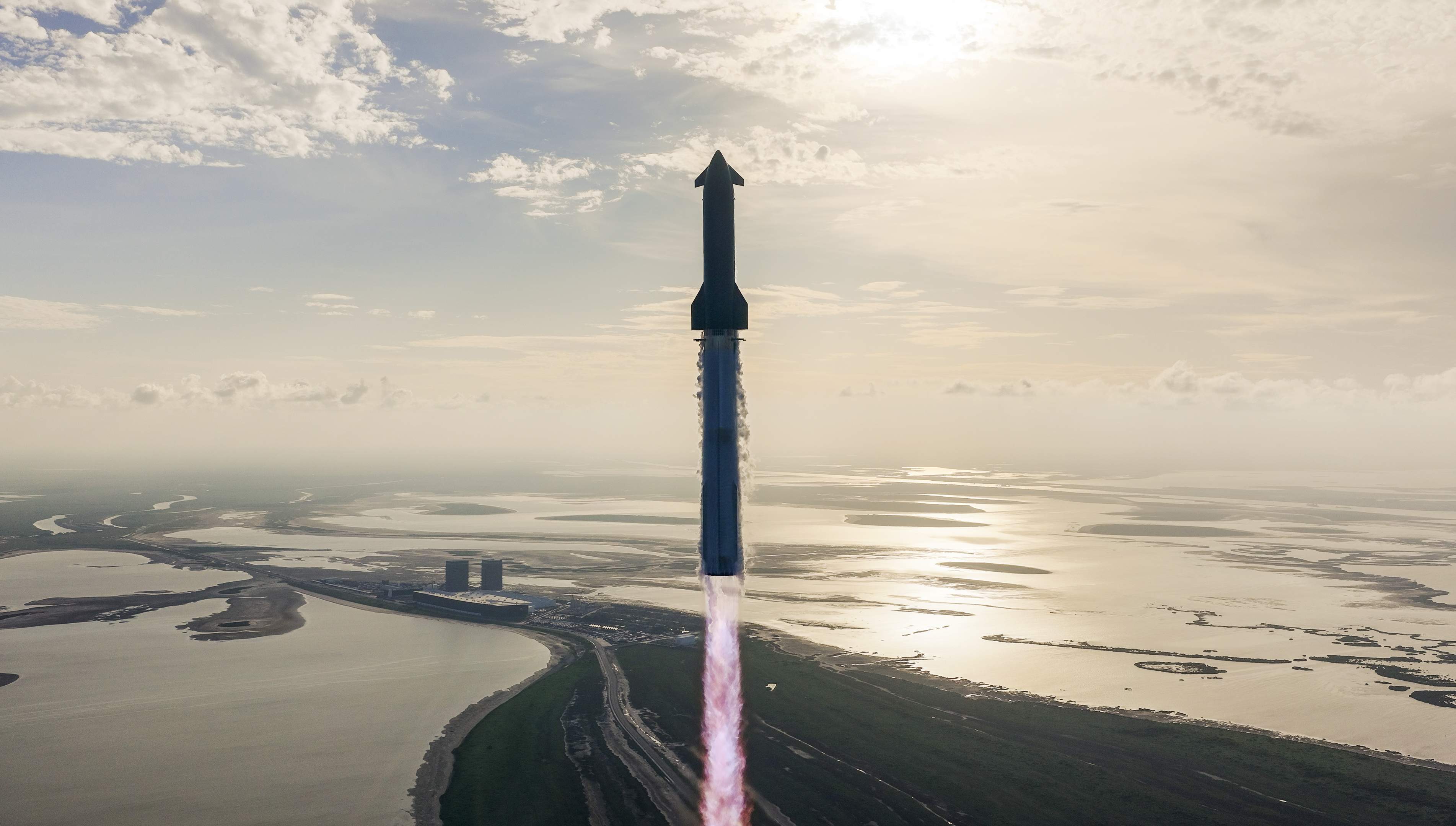 La desena és la bona: SpaceX d'Elon Musk enlaira per fi amb èxit el seu enorme coet Starship
