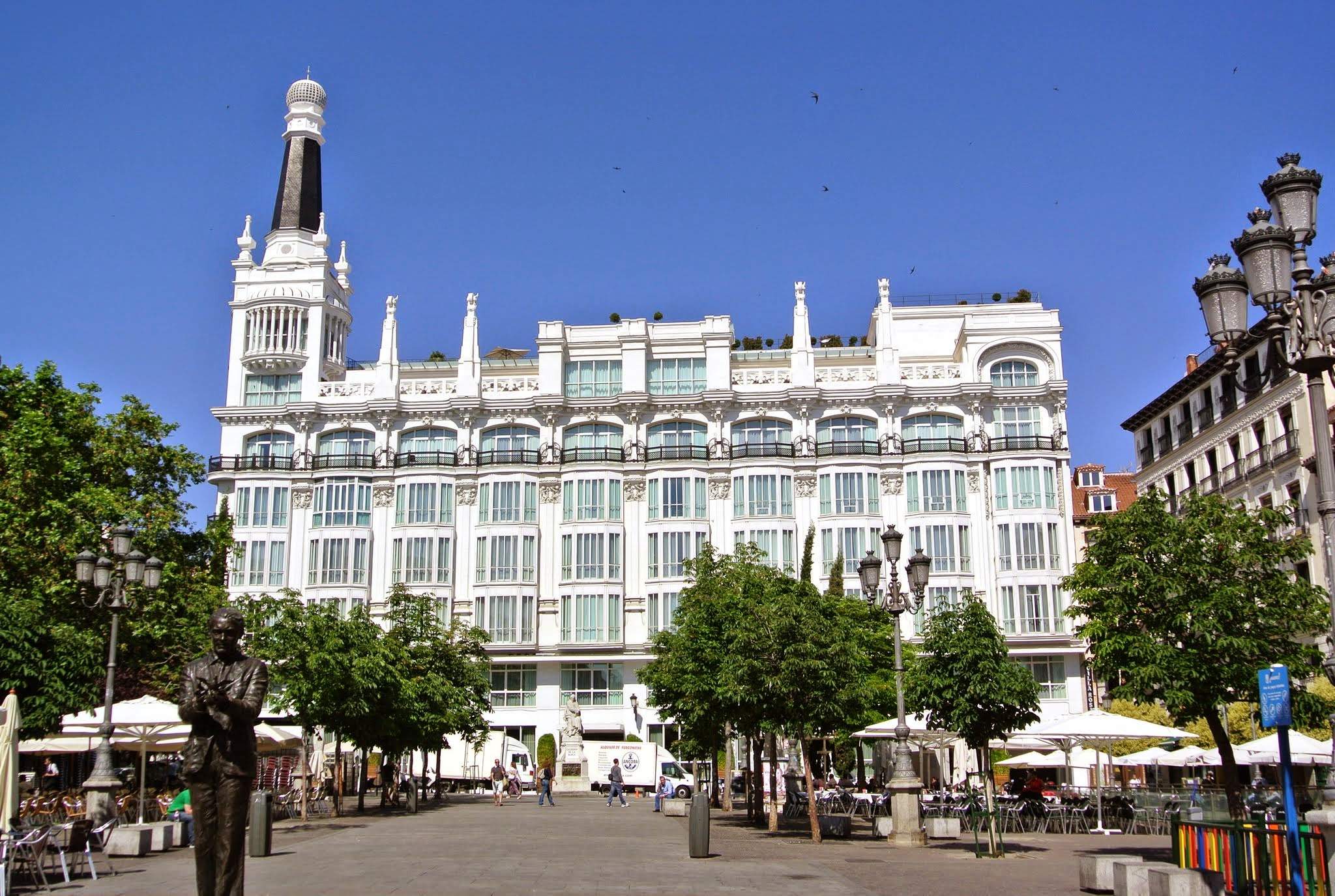 Aquest emblemàtic hotel tanca i sorprèn muntant un mercat ambulant en la seva planta baixa