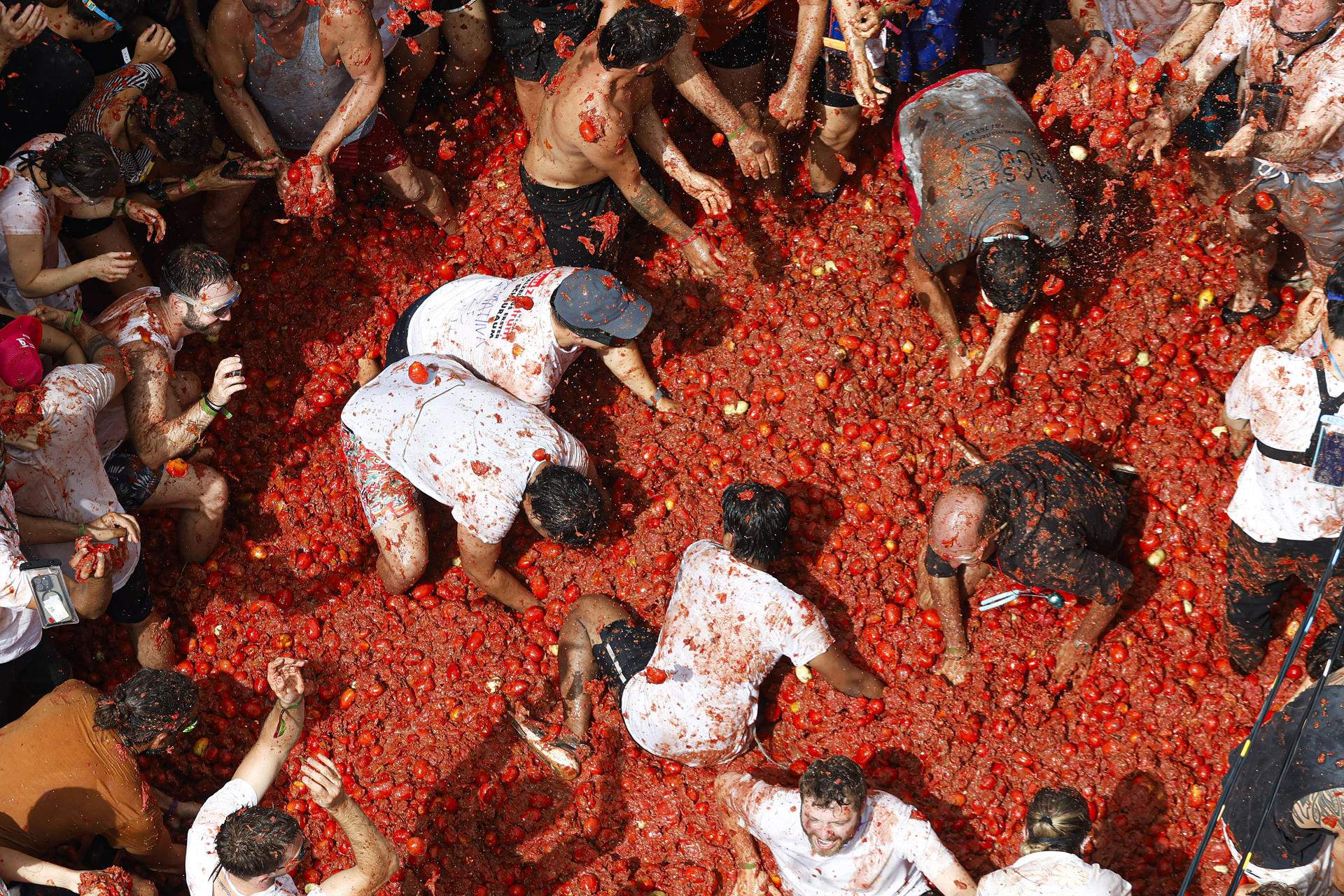 La primera Tomatina tras la DANA tiñe Bunyol de rojo con 120.000 kilos de tomates