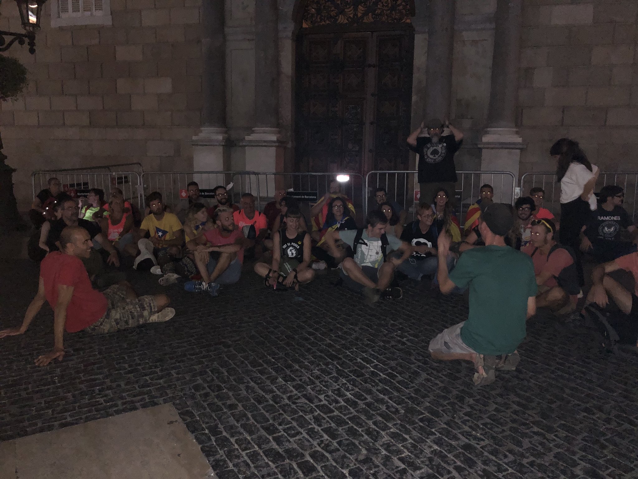 La acampada en la plaza de Sant Jaume convoca a la gente a las nueve de la mañana