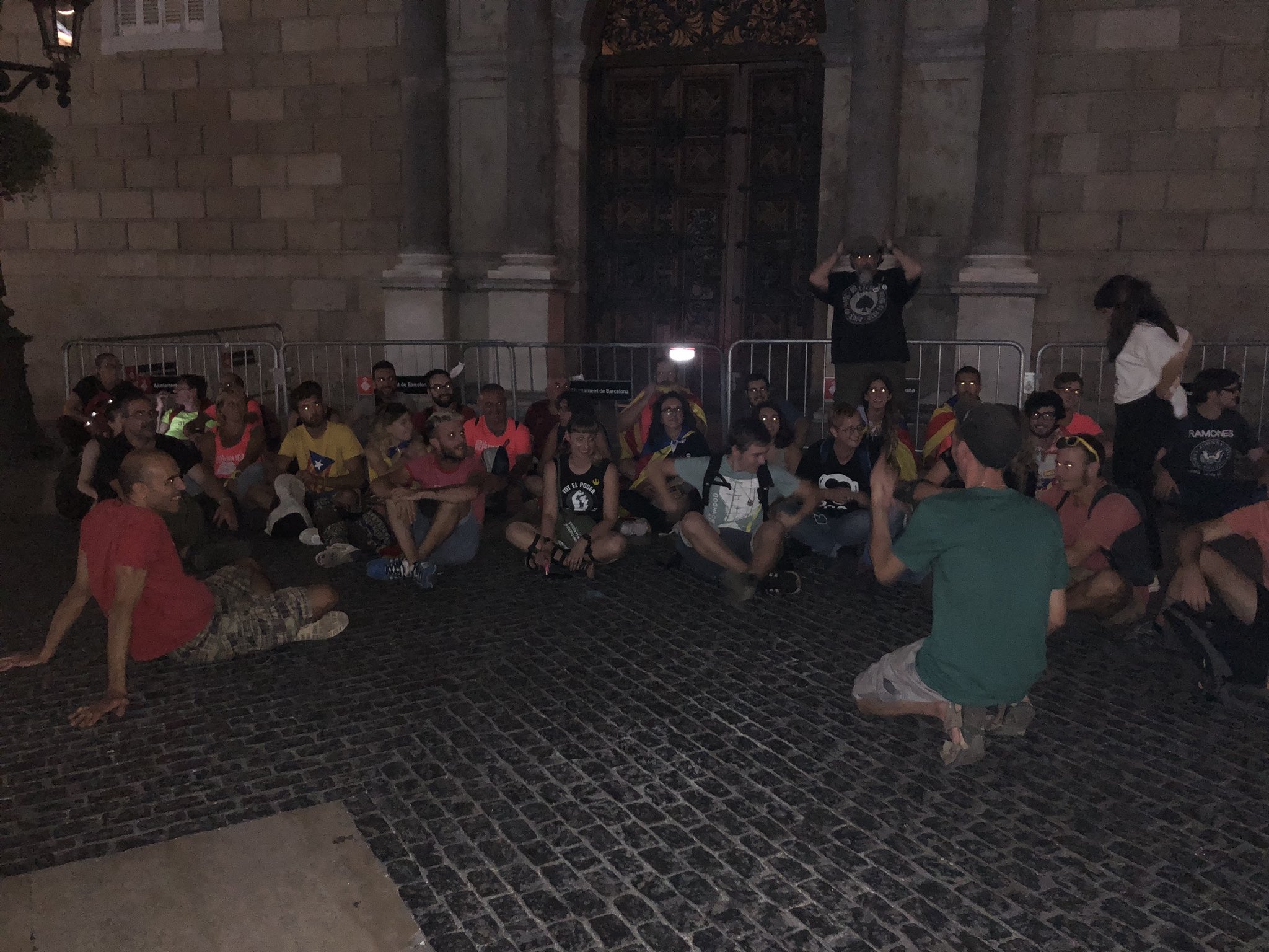 Crides a acampar a plaça Sant Jaume per evitar una manifestació ultra