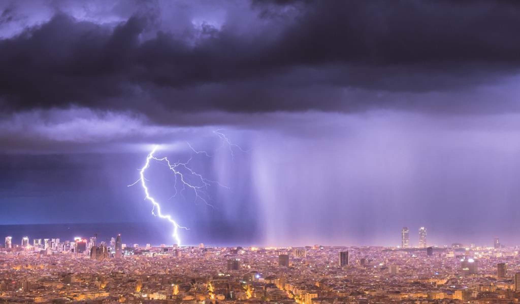 Canvi radical de temps: aiguats torrencials, pluja a Barcelona i patacada de temperatura