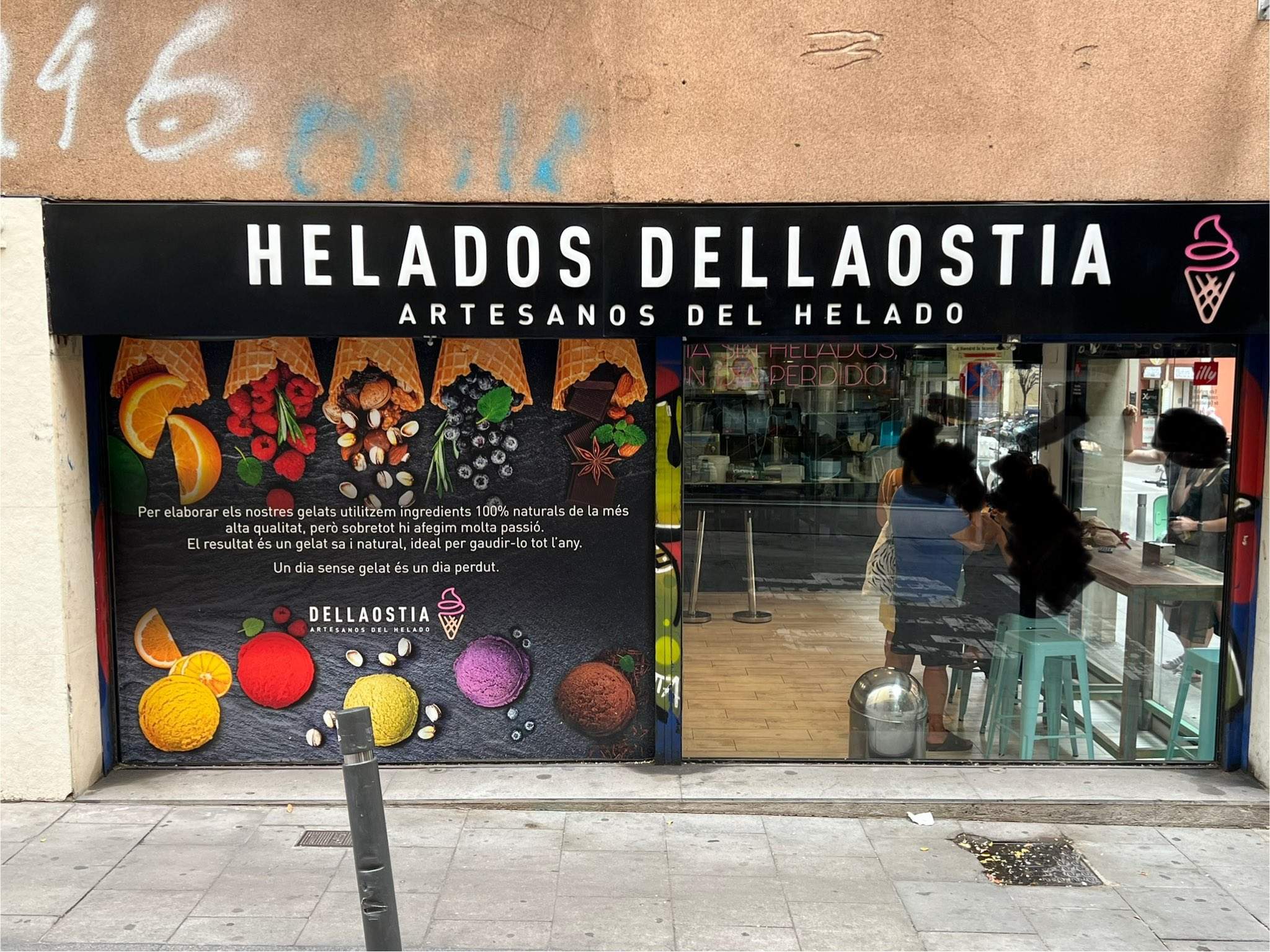 La heladería catalanófoba de Gràcia prohibía que los trabajadores hablaran en catalán entre ellos