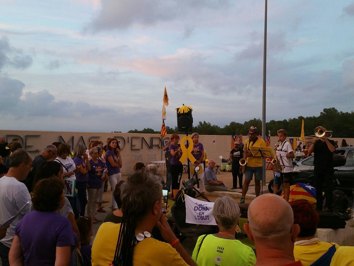 Concert davant la presó de Carme Forcadell per demanar la seva llibertat