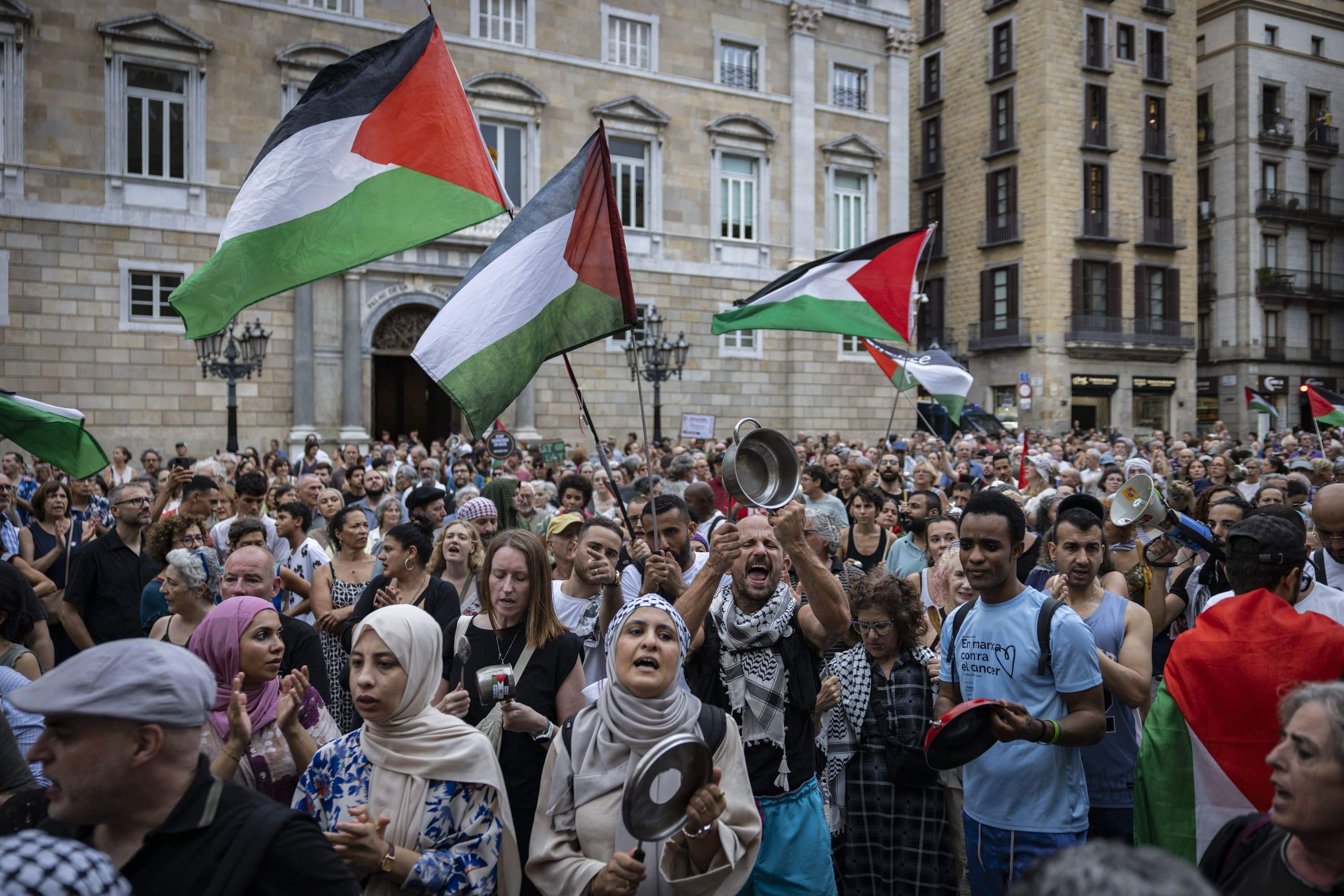Unes 800 persones protesten a Barcelona contra l'assassinat de periodistes a Gaza