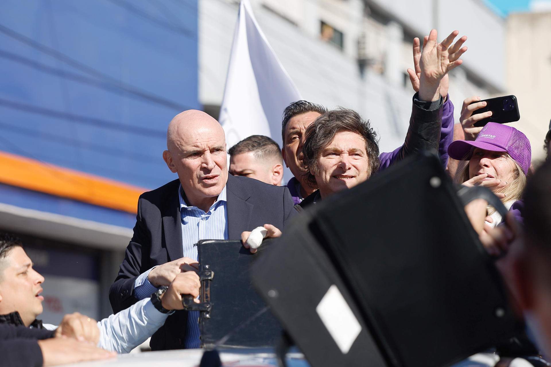 Milei, evacuado de un acto electoral en Buenos Aires tras el lanzamiento de piedras y huevos