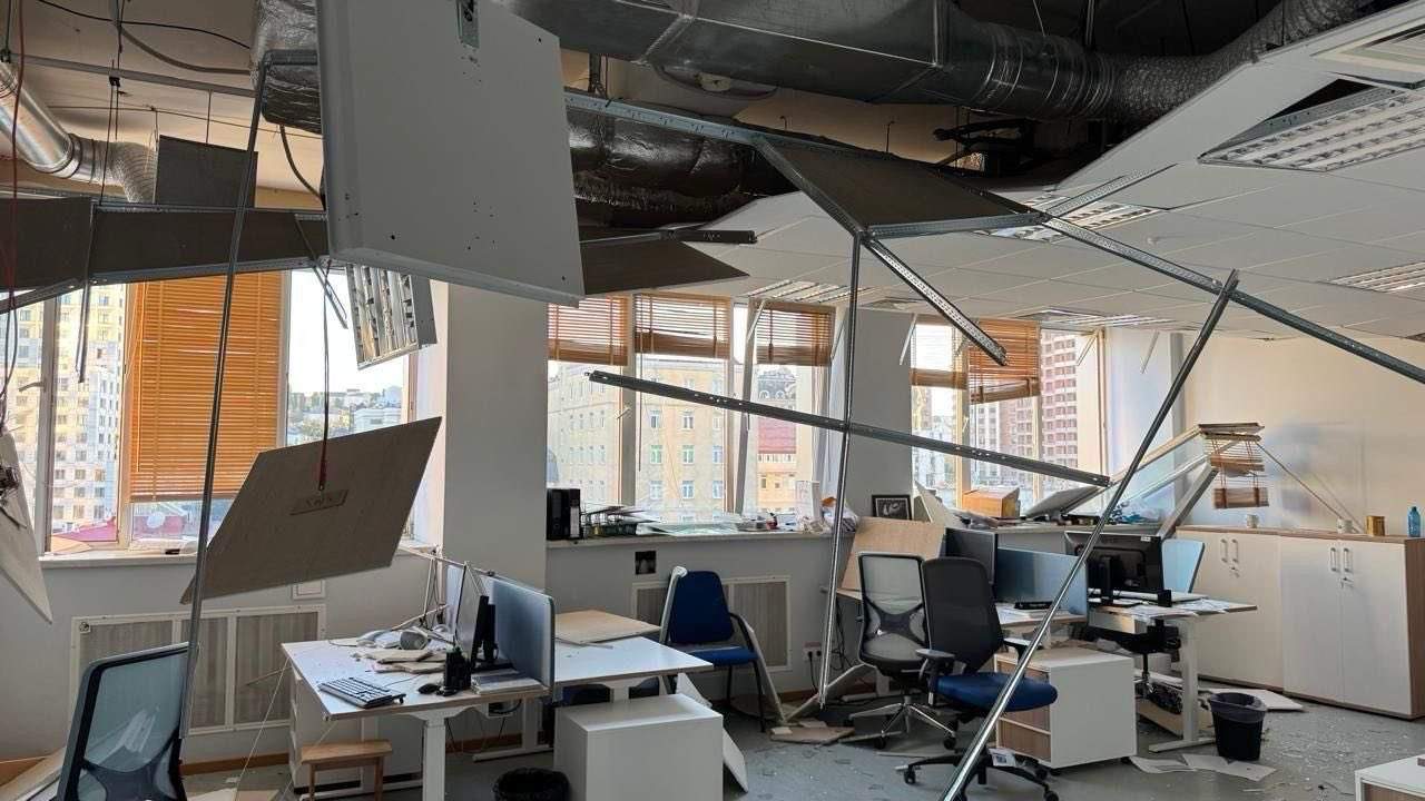 Un ataque masivo de Rusia con misiles y drones mata a 15 personas en Kiev y daña una delegación de la UE