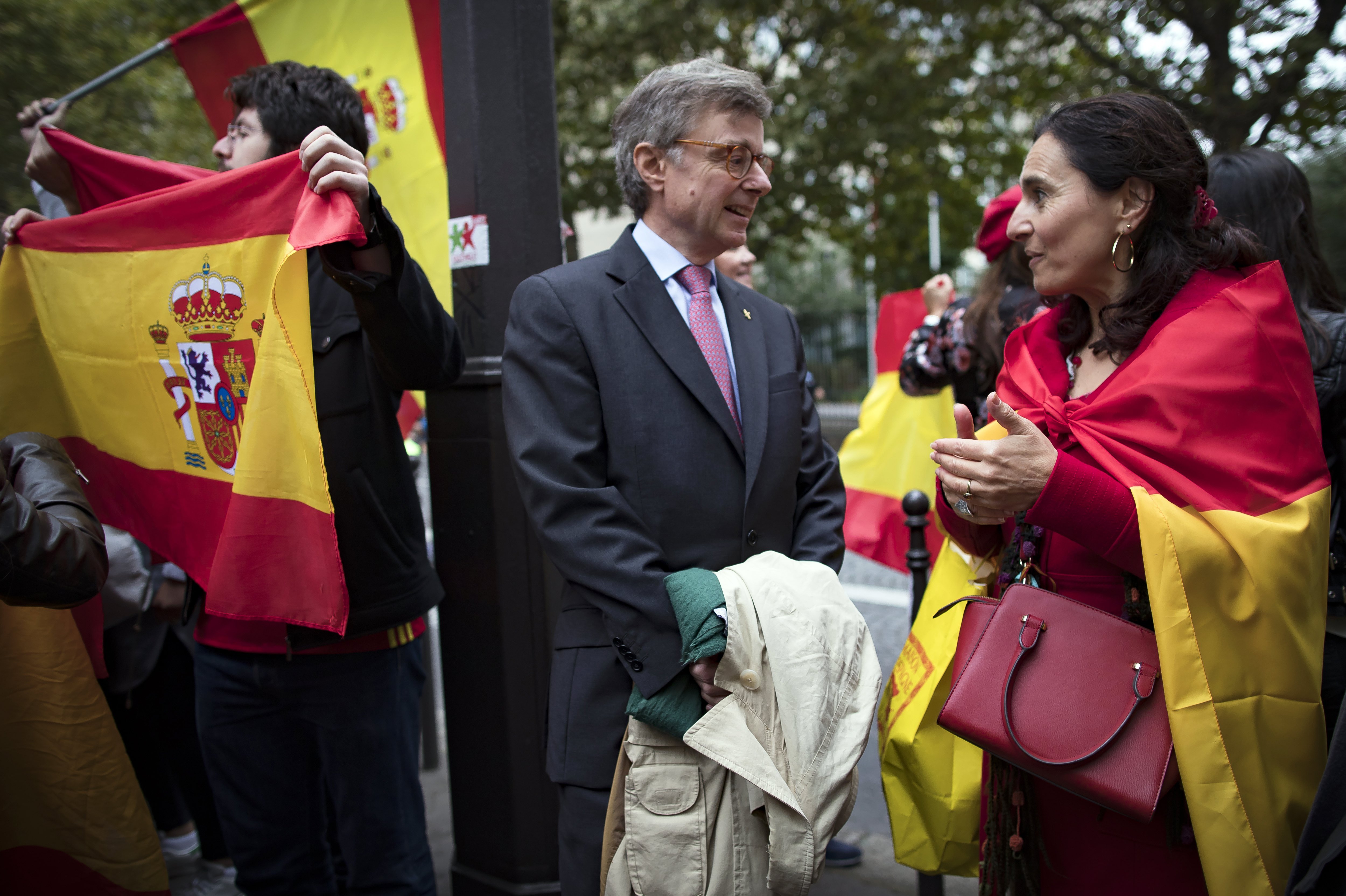 El embajador español suda tinta en la TV francesa (por los lazos amarillos)