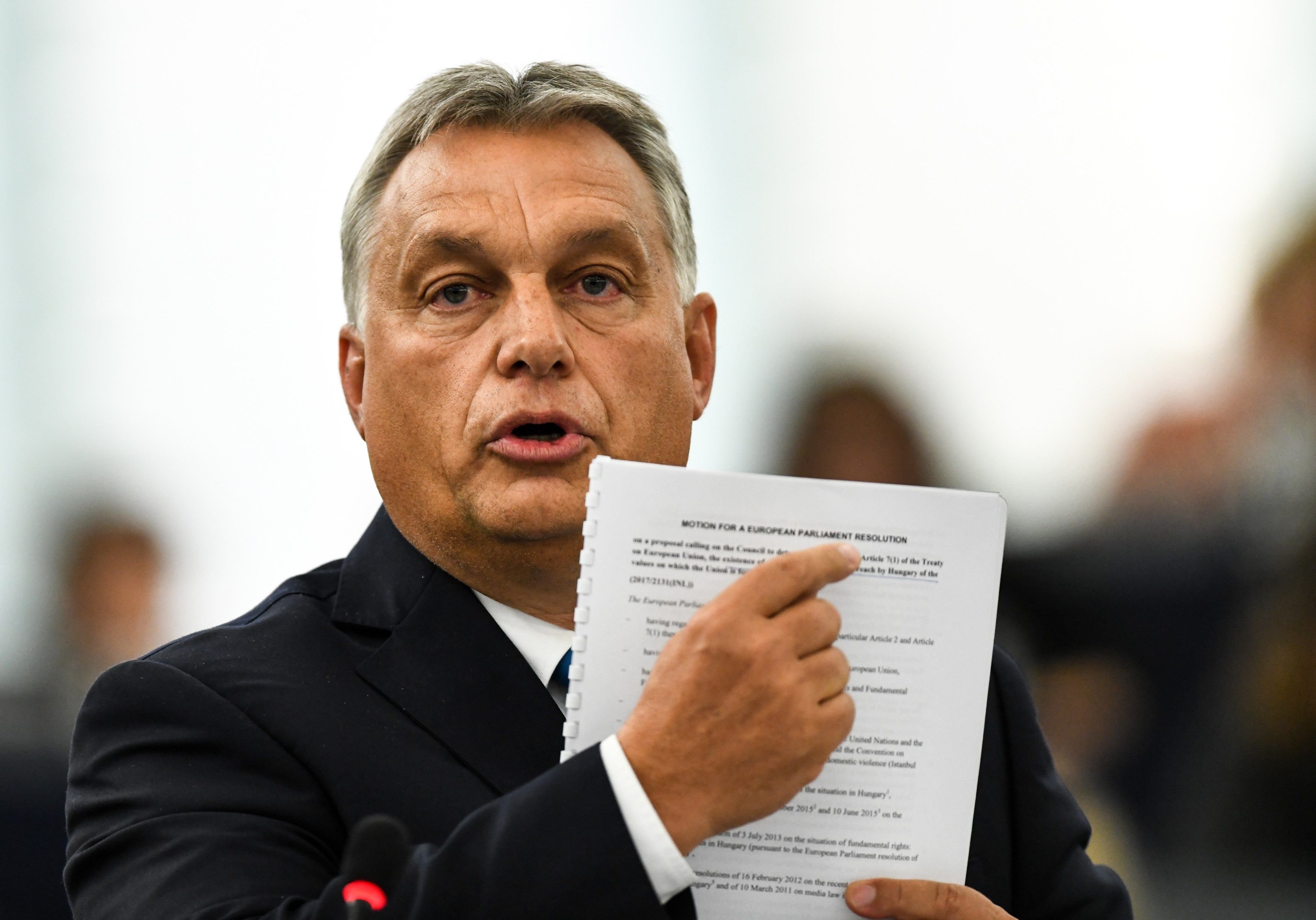 Los populares europeos suspenden a Orbán tras sus ataques a Juncker