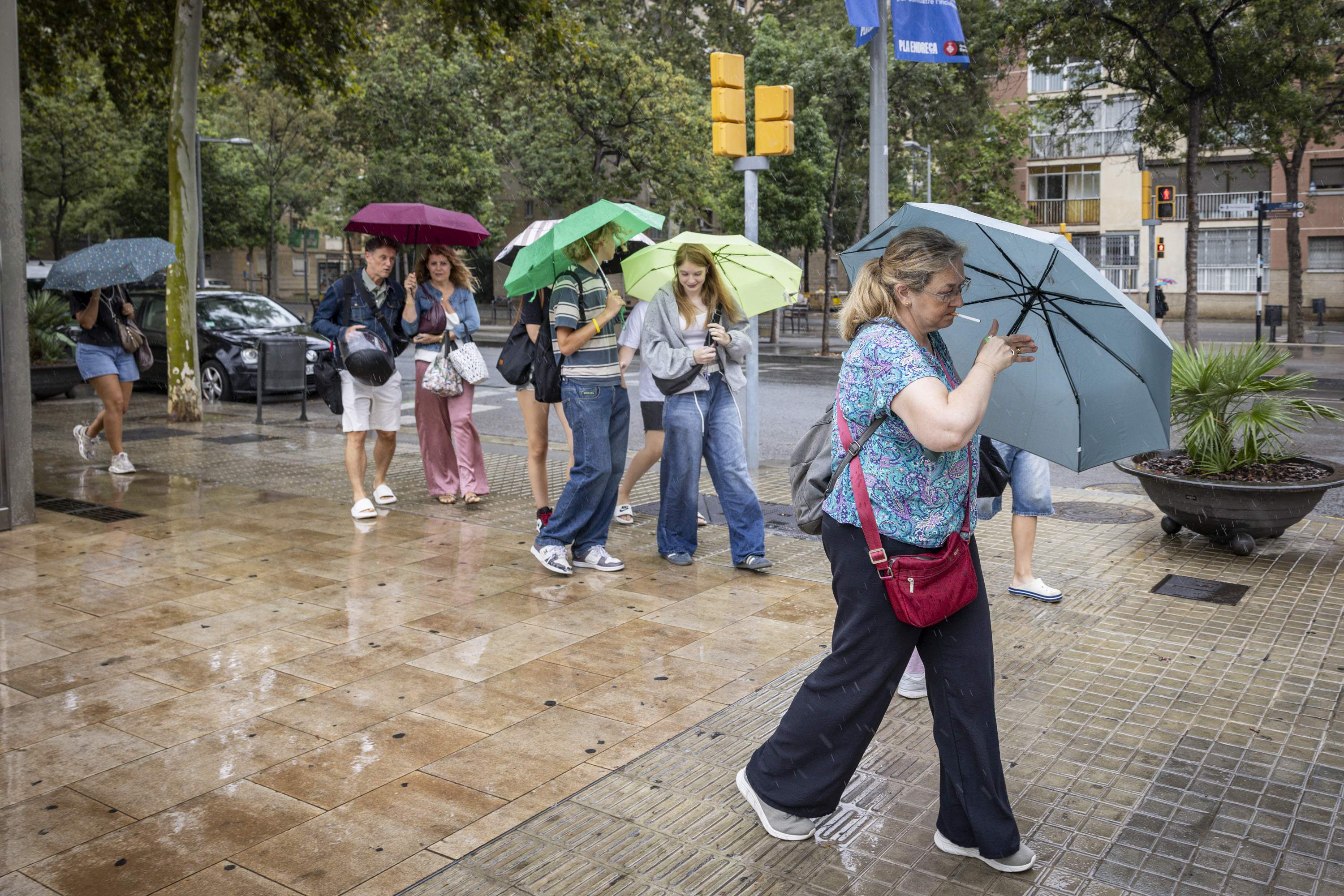 Carreteres tallades, carrers inundats i cortines d'aigua: els resultats de les intenses pluges d'avui
